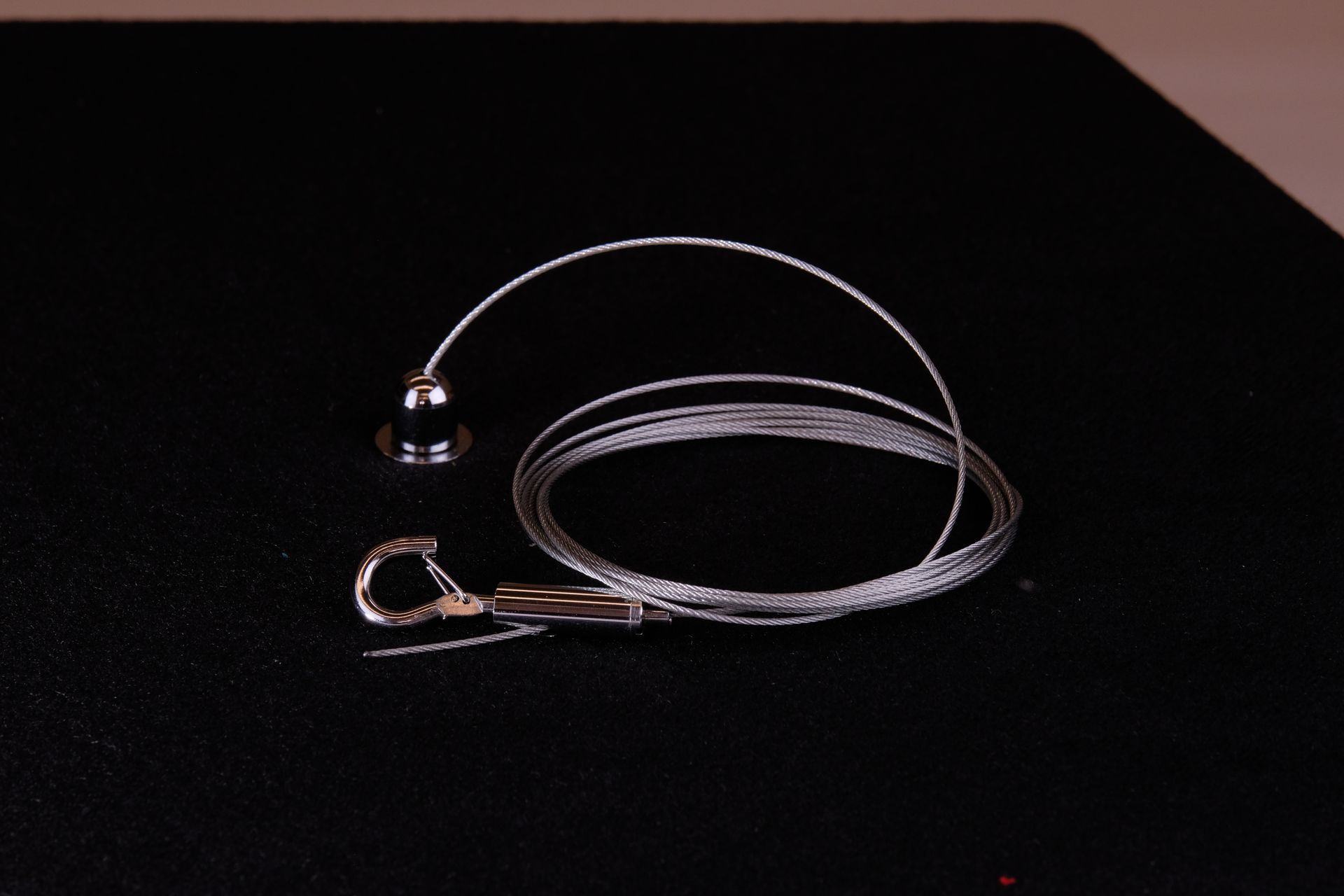Un filo con un gancio è su una superficie nera