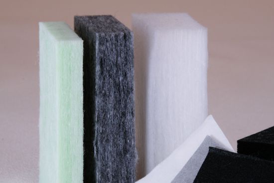 Tre blocchi di schiuma di colore diverso sono impilati uno sopra l'altro