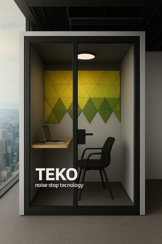 Primo piano di un pezzo di schiuma e di un pezzo di sughero su un tavolo.