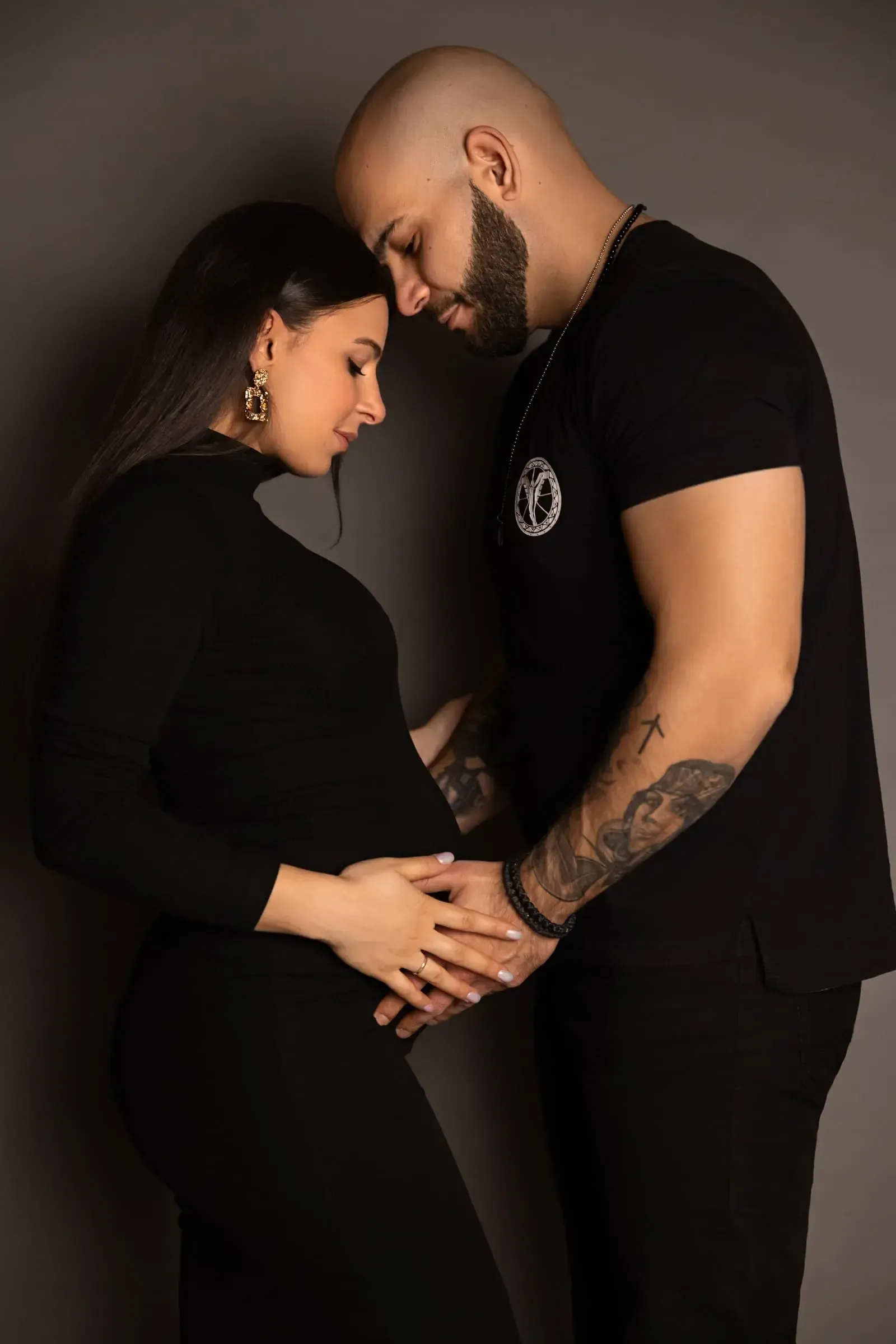 Babybauch-Fotoshooting in Wien mit Paar in schwarz