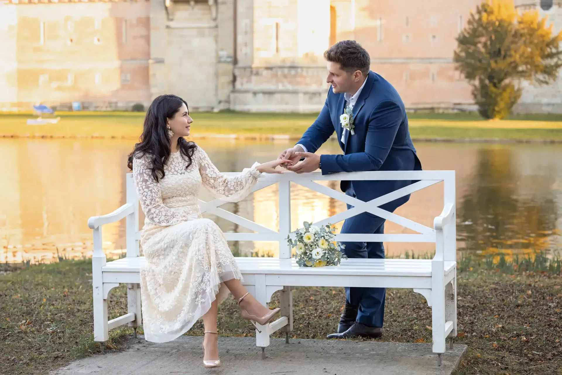 Braut sitzt Braeutigam bittet zum Tanz