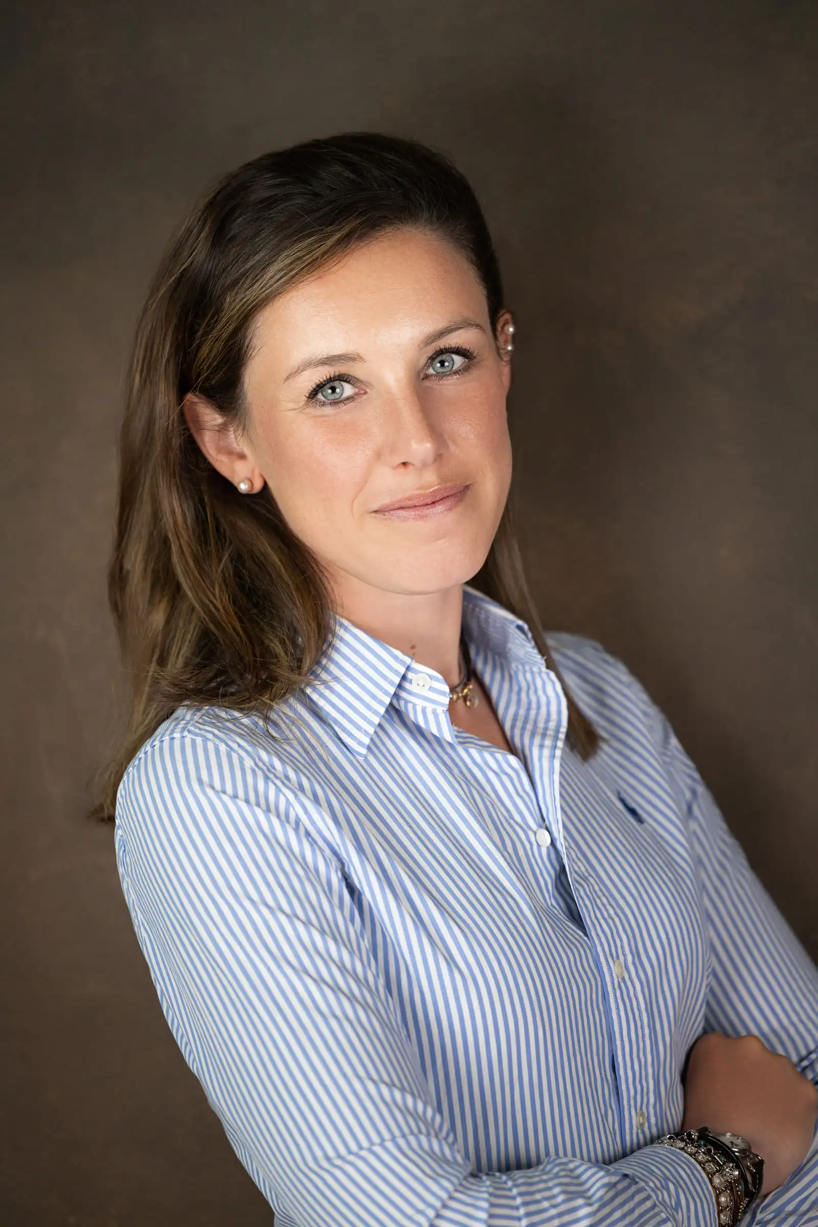 Frau in Bluse beim Posen während einem Business-Fotoshooting