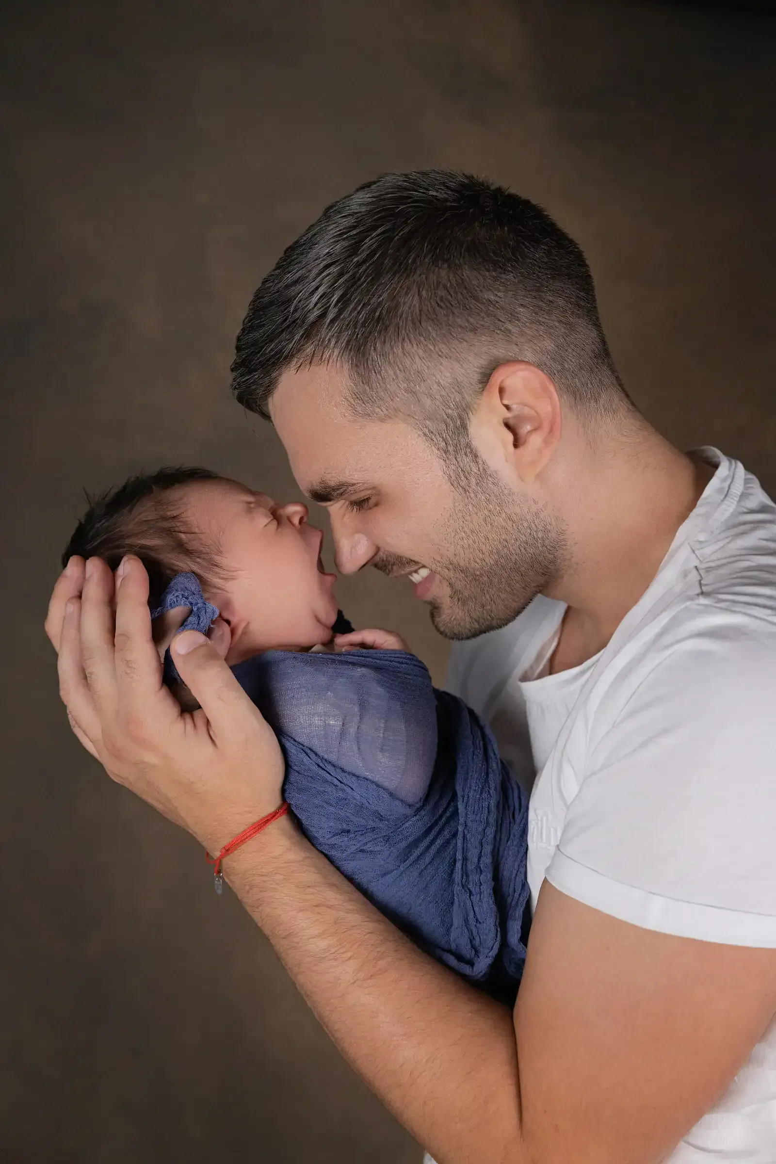 Emotionales Newbornfoto mit Papa bei Kamera Lab in Wien
