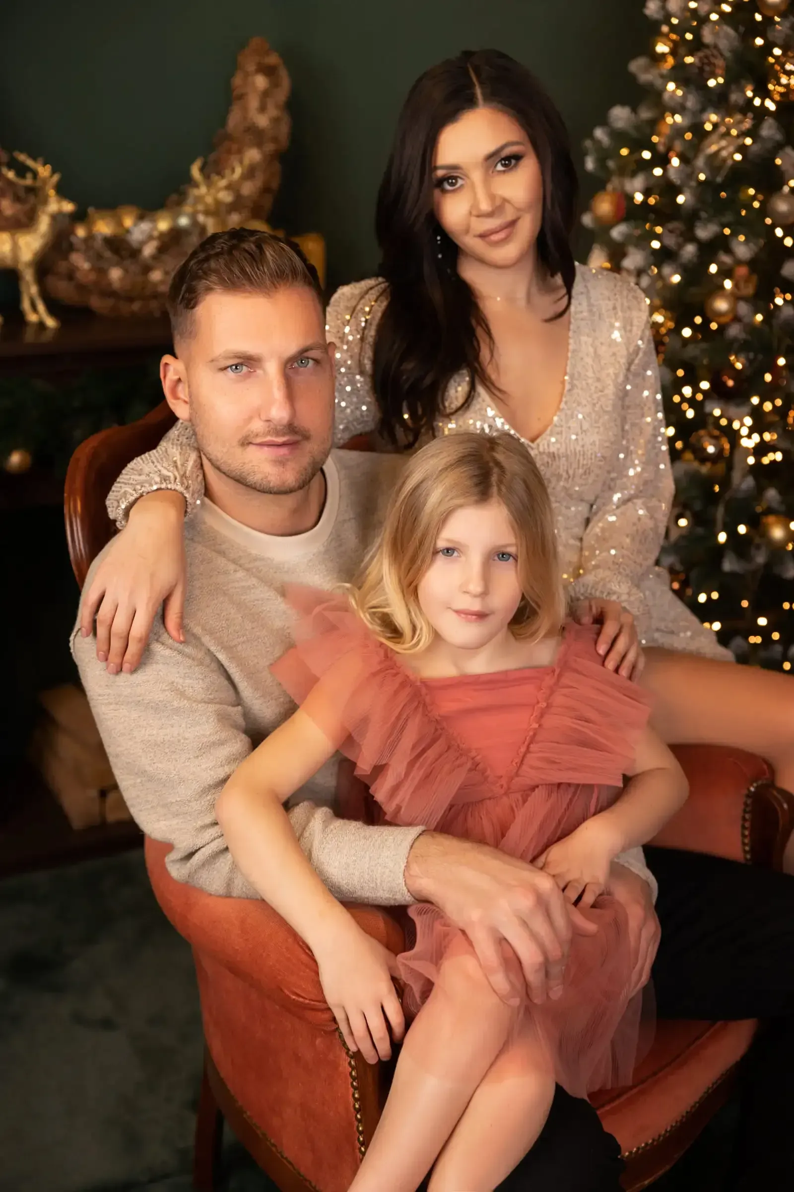 Familienfoto in Wien mit Vater Mutter und Tochter bei Kamera Lab