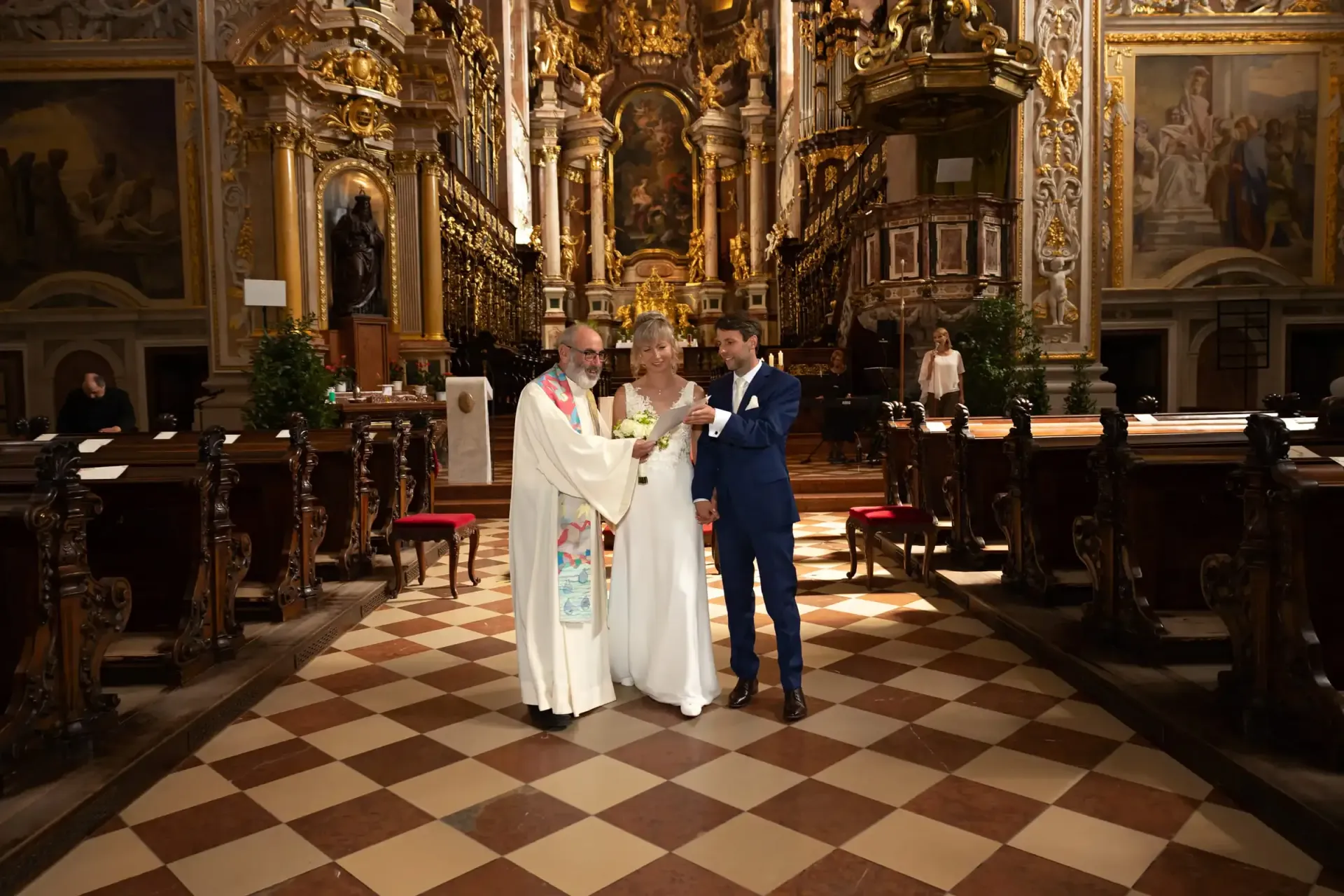 Foto in der Kirche nach der Trauung