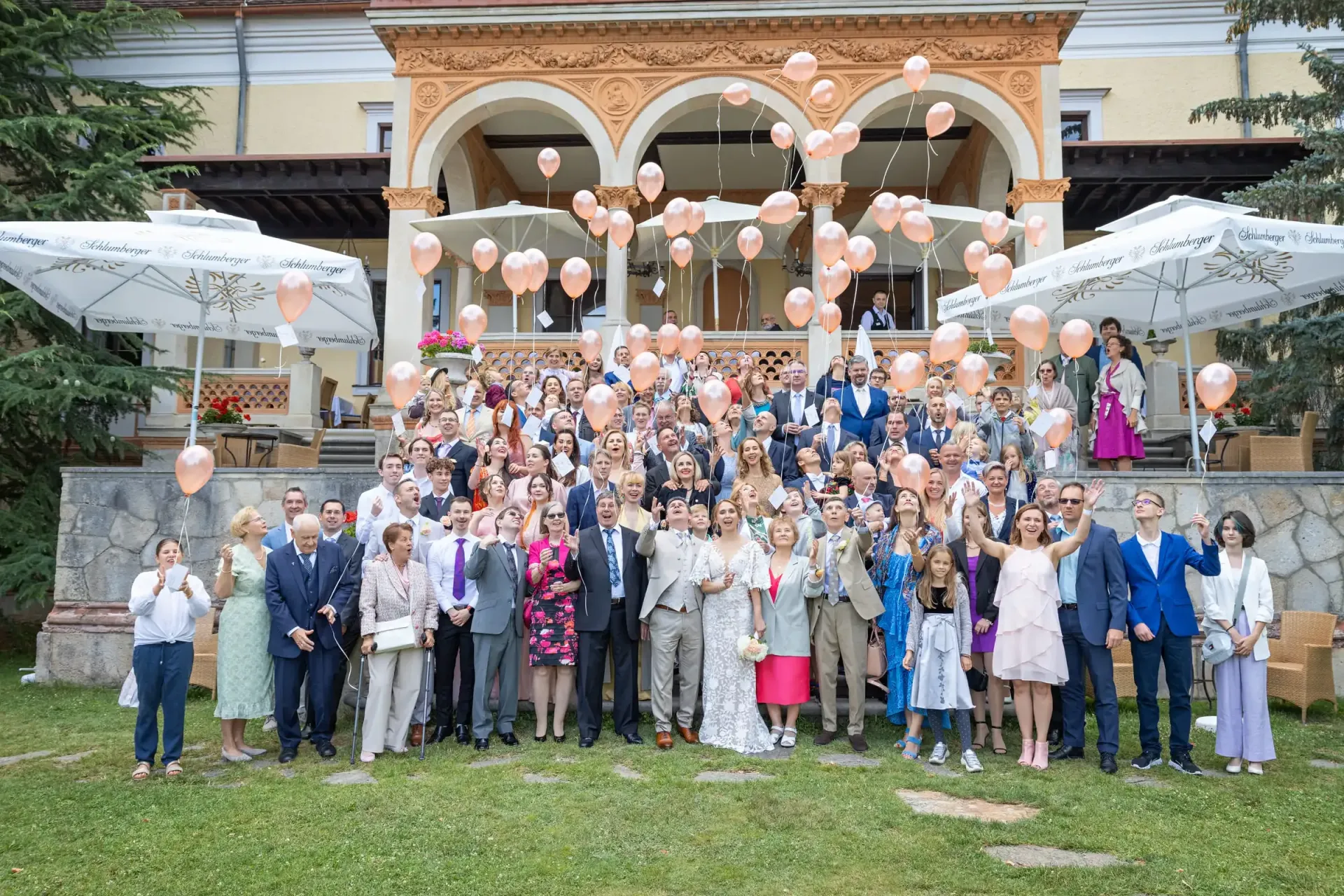 Hochzeitsreportage Gruppenfoto mit allen Hochzeitsgaesten