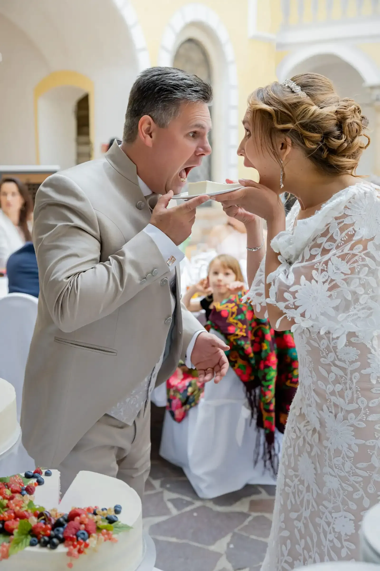 Hochzeitstorte der Kampf um das erste Stueck