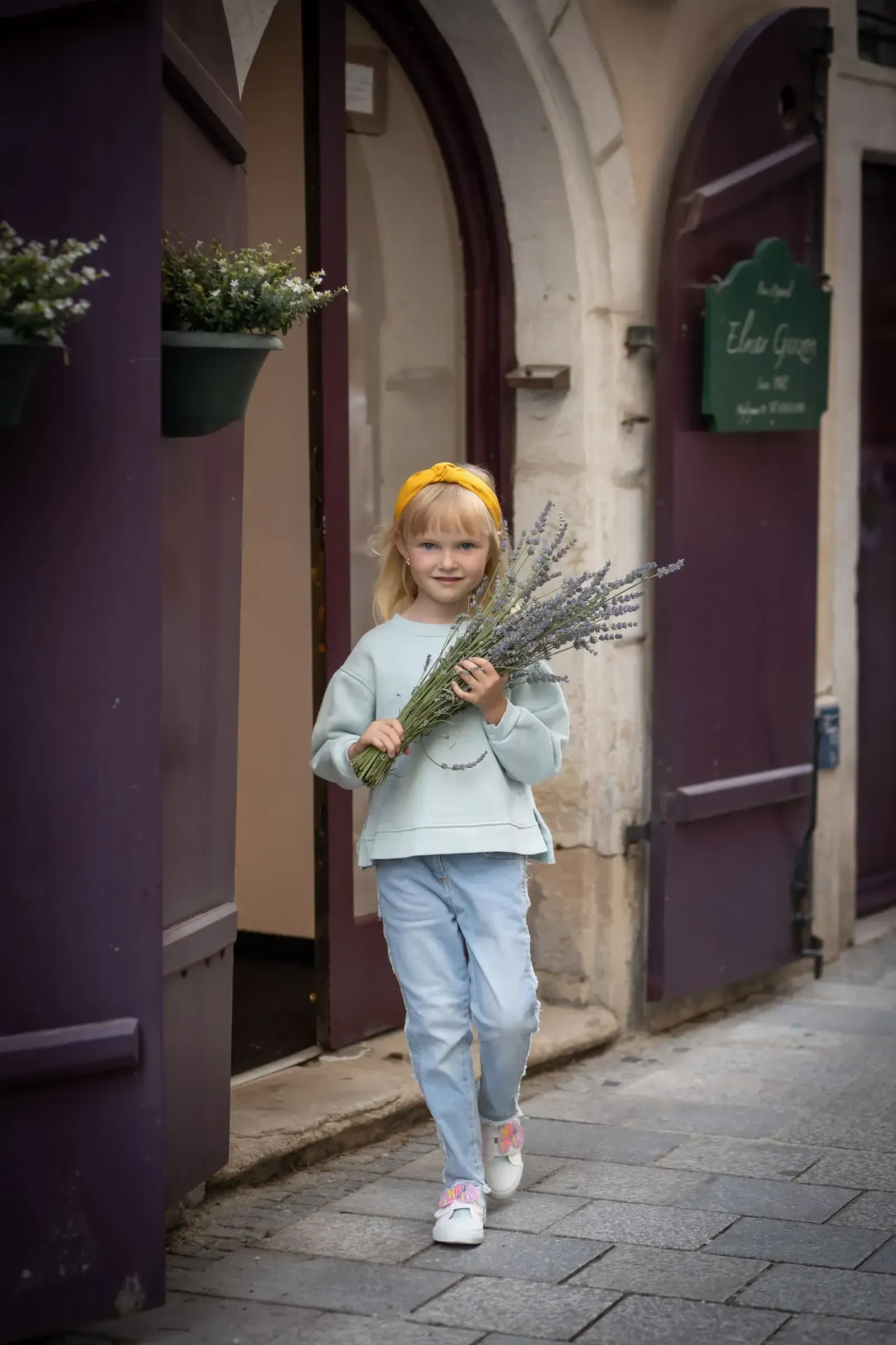 Kind mit Blumenstrauss Outdoor-Kindershooting in Wien