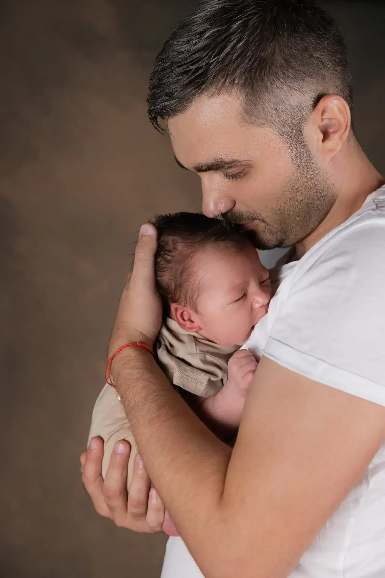 Neugeborenes-Kind mit dem Papa im Fotostudio 1020 in Wien