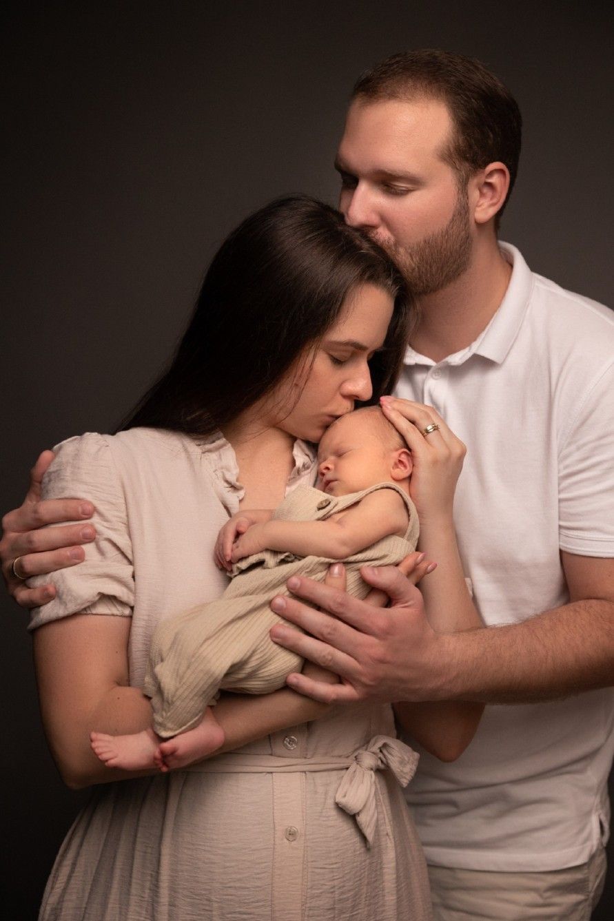 Newborn schlafend im Korb bei Fotostudio 1020 in Wien