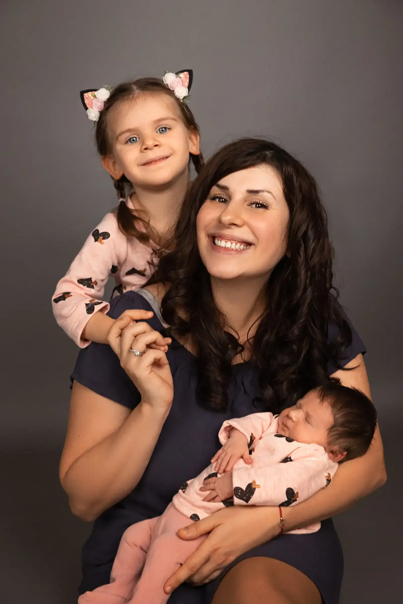 Newbornfoto mit Mama und Schwester bei Kamera Lab in Wien