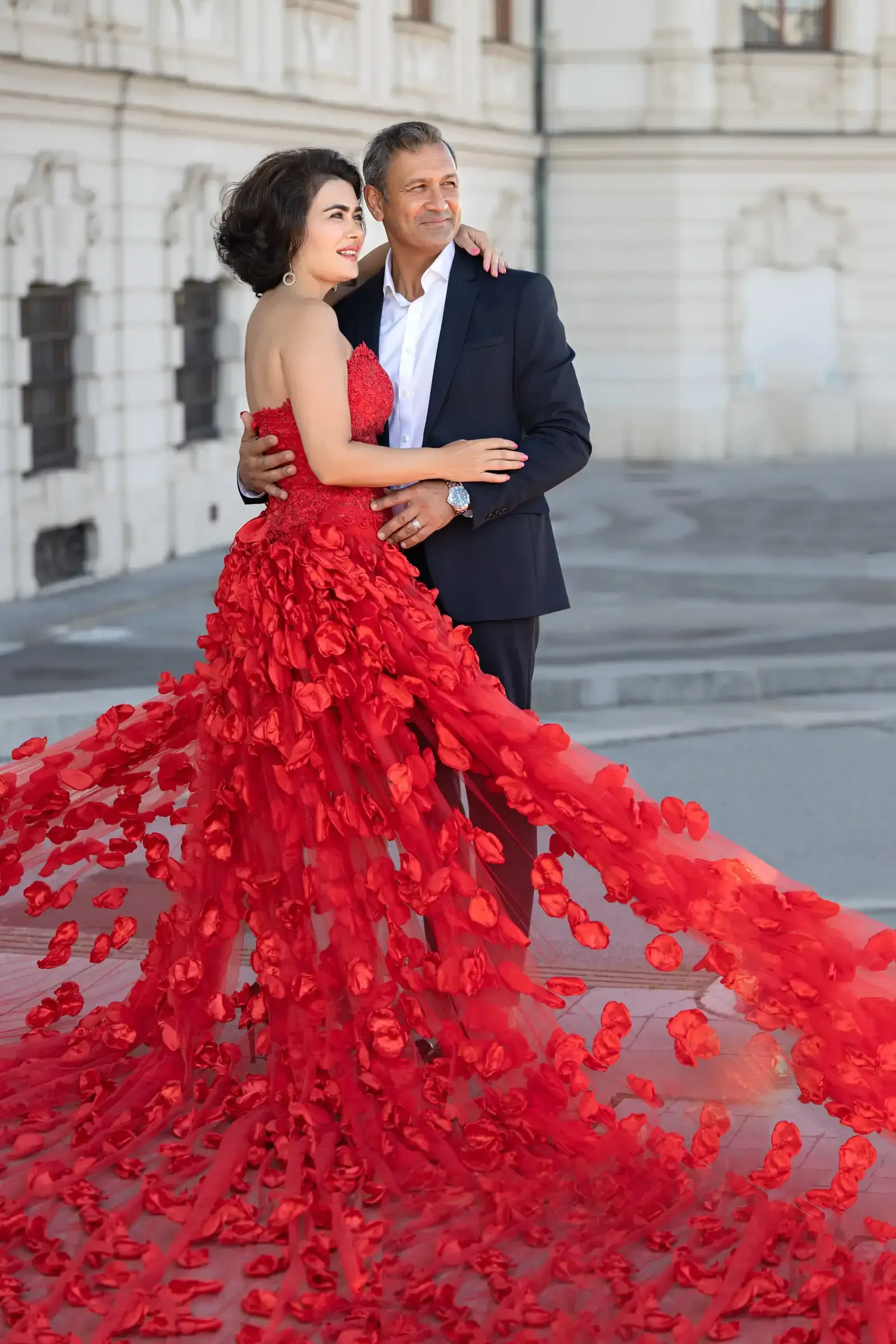 Valentinstag-Fotoshooting mit Frau im Designkleid durch Wien