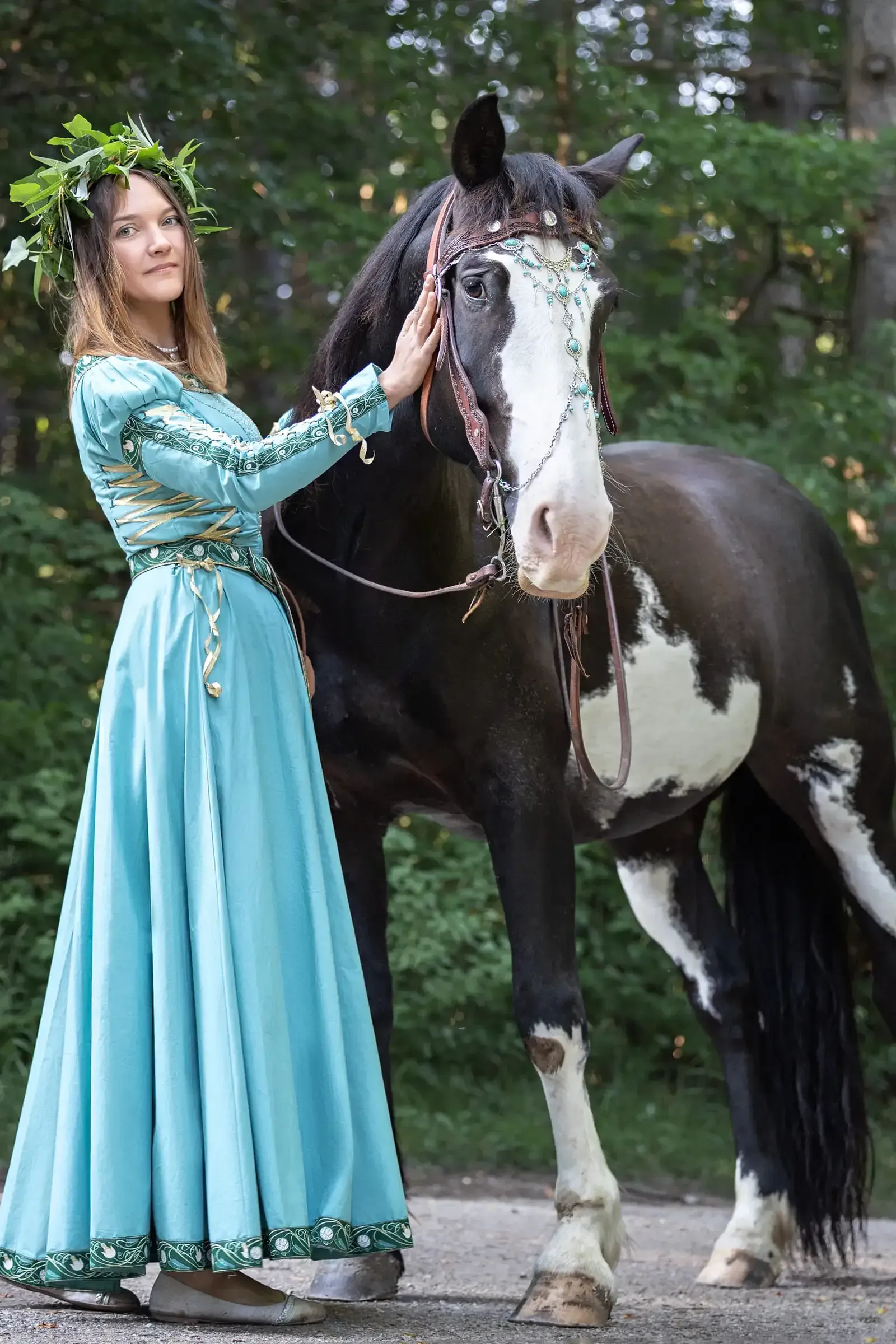 Tierfotografie junge Frau blaues Kleid Pferd in Wien und Umgebung