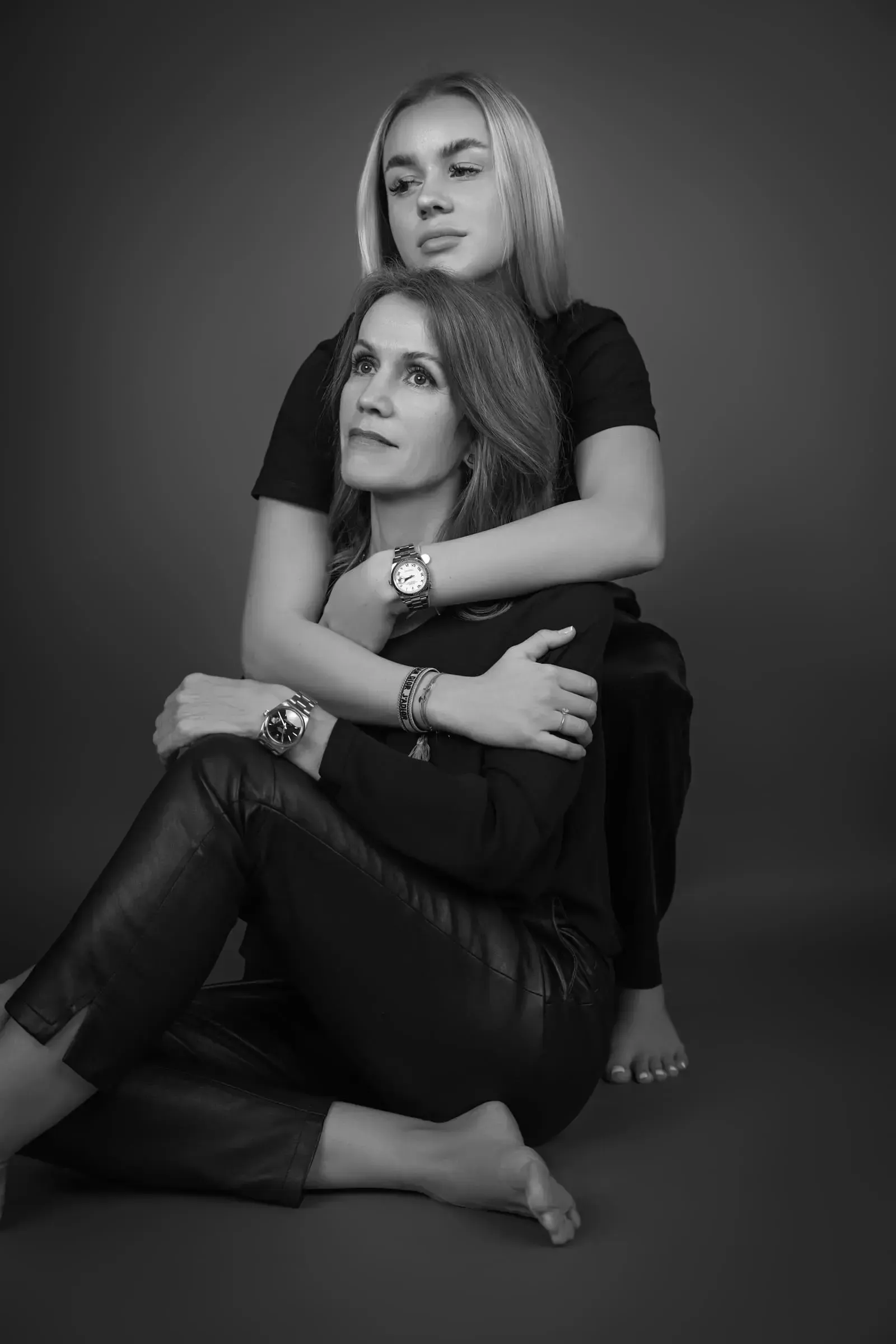 Tochter umarmt Mutter schwarz-weiss Foto bei Kamera Lab