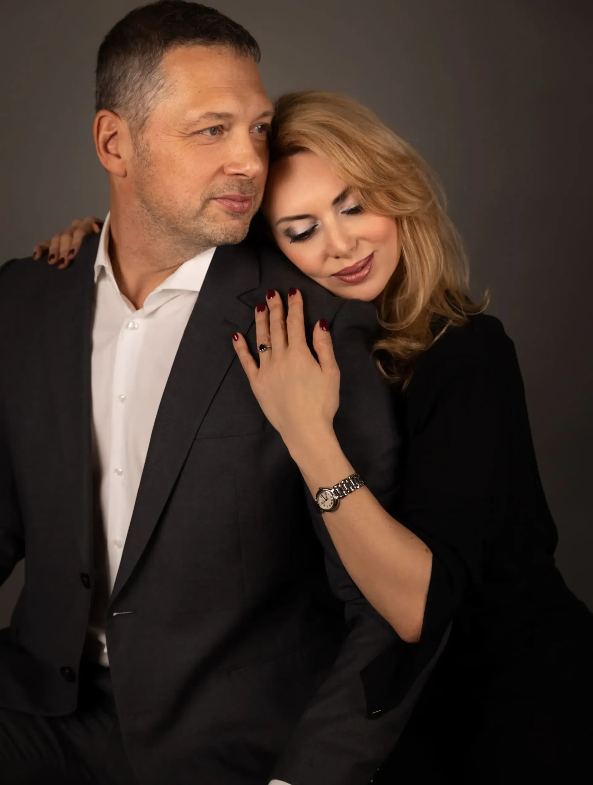 Tolle Pose blonde Frau und Mann im Anzug zum Valentinstagshooting in Wien