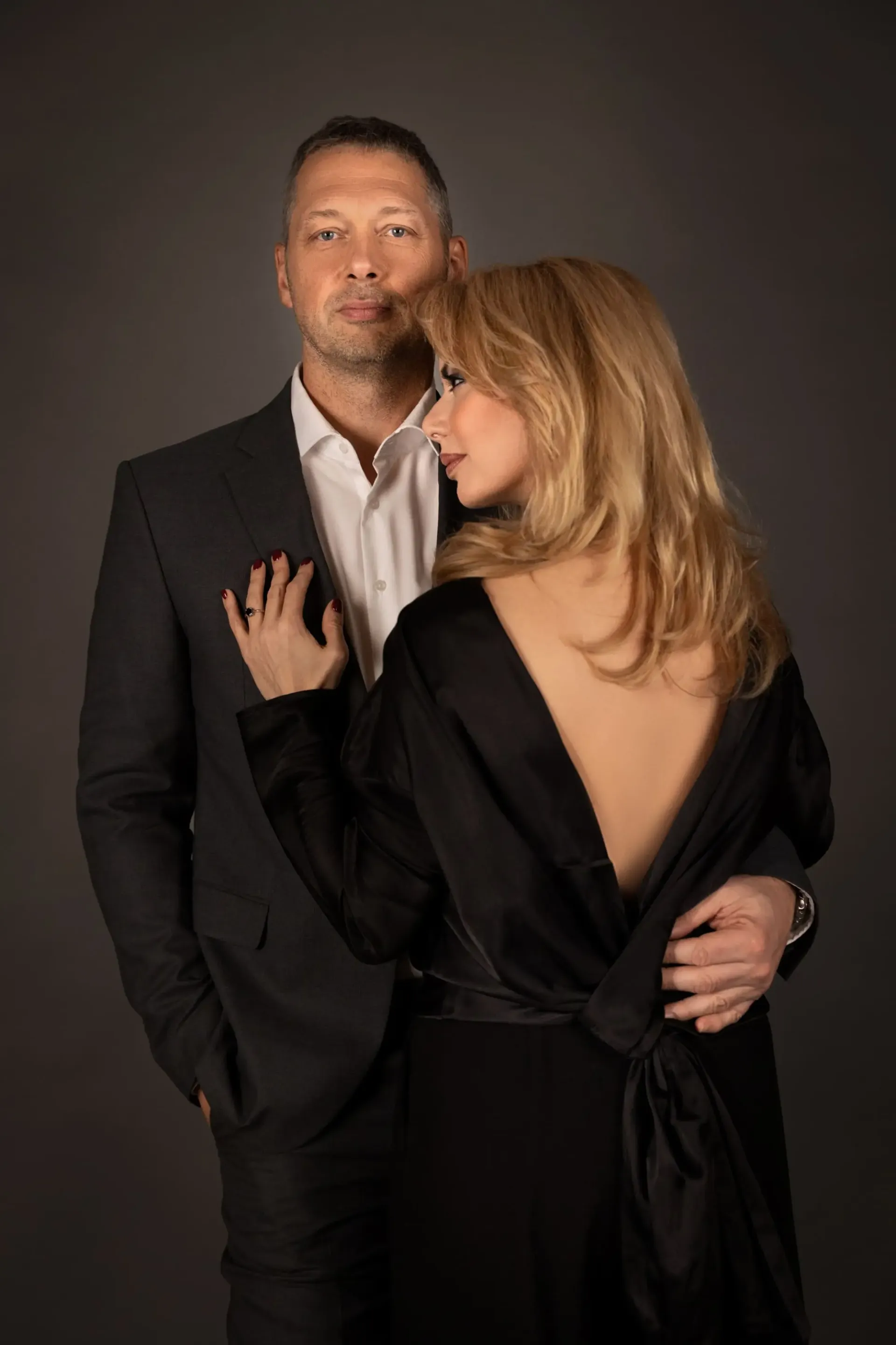 Valentinstag Paarshooting in Wien Frau und Mann umarmen sich