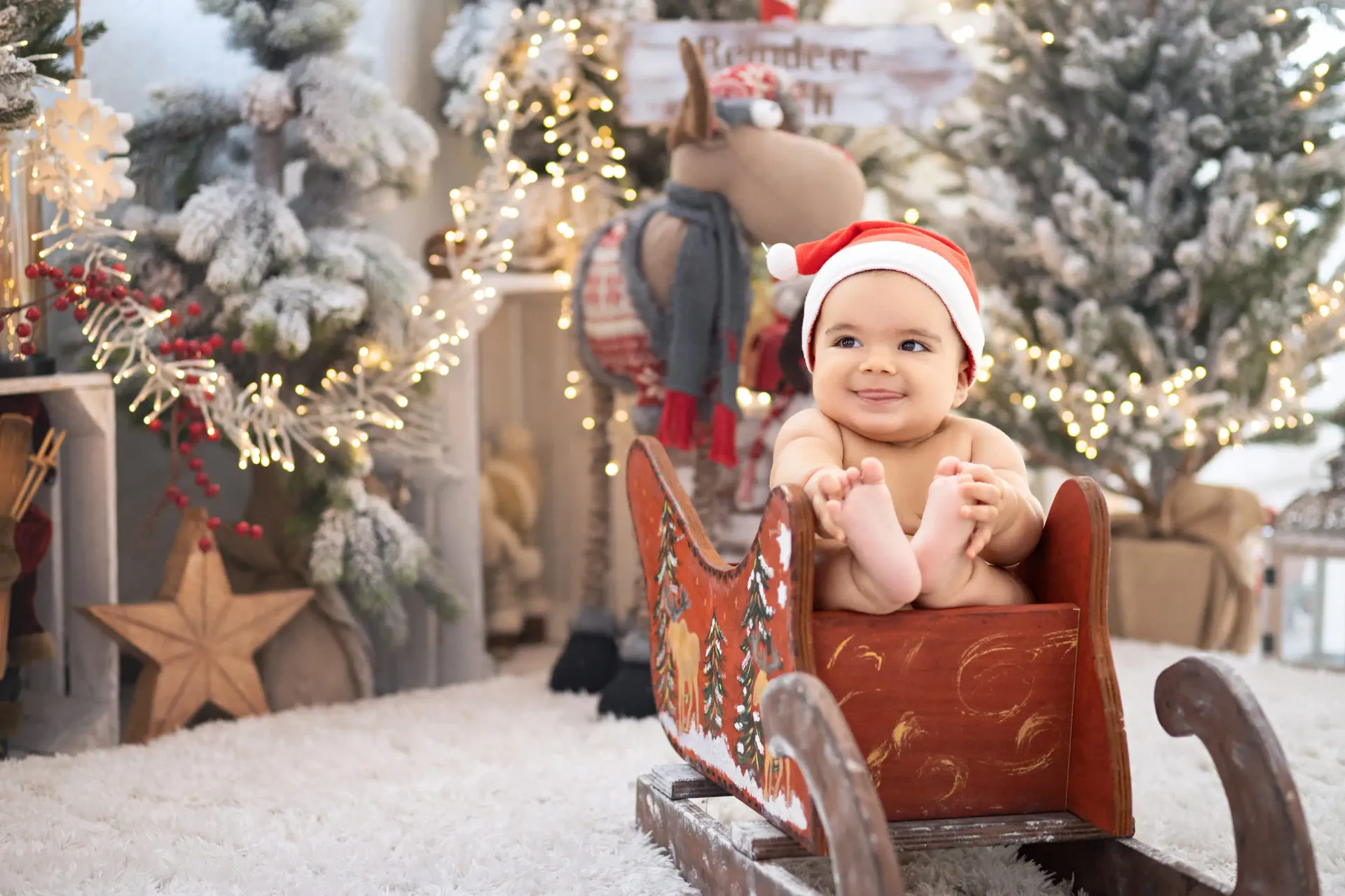 Weihnachtliches Baby Fotoshooting mit Schlitten mit Tatiana Weber