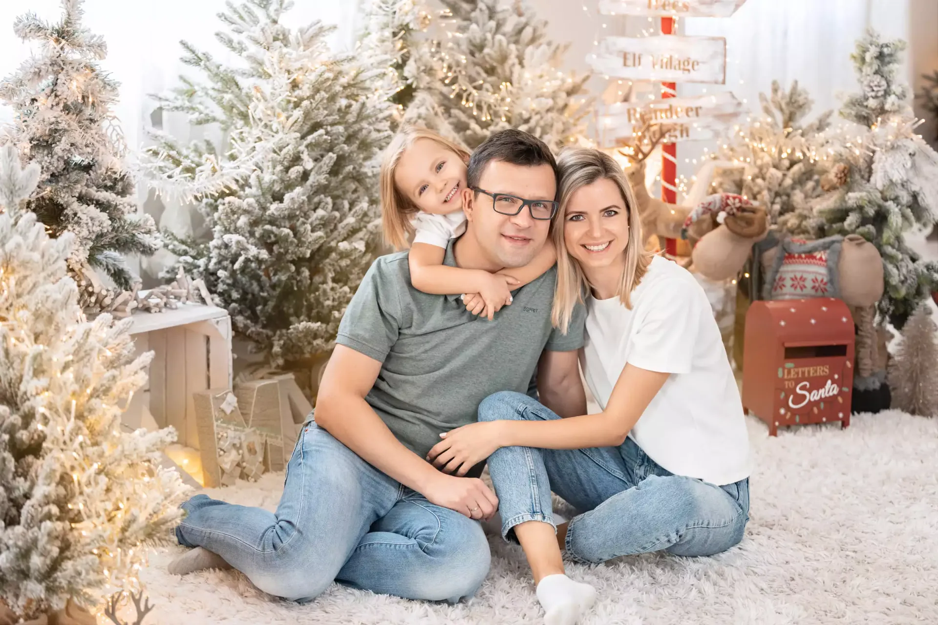 Weihnachtsshooting Papa, Mama und Tochter im Fotostudio in Wien 1020