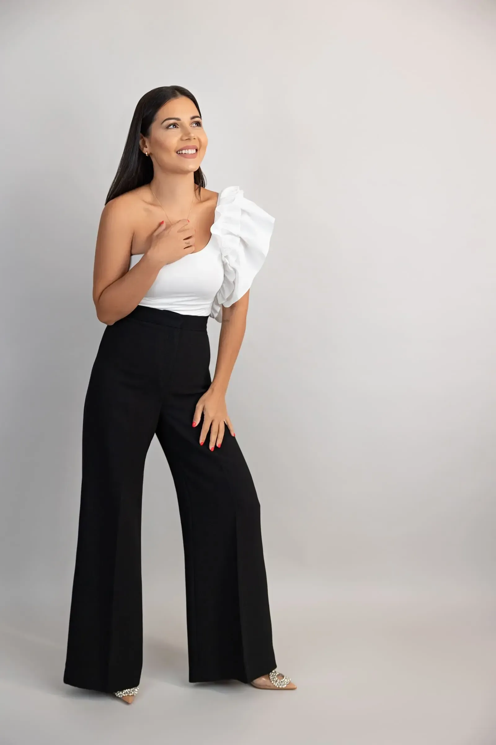 junge Frau Sedcard-Foto in Wien schwarz-weiss angezogen