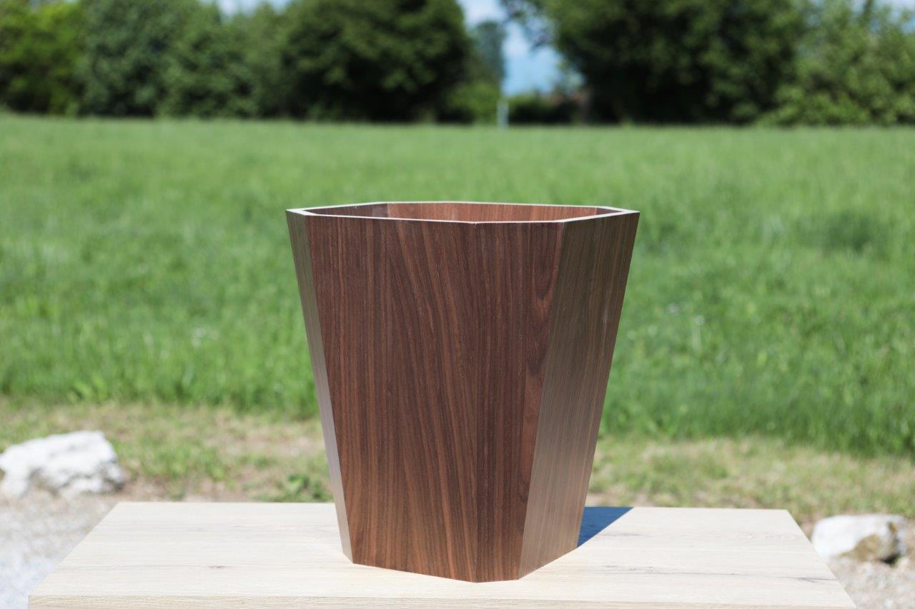 Cubo di legno con spigoli arrotondati