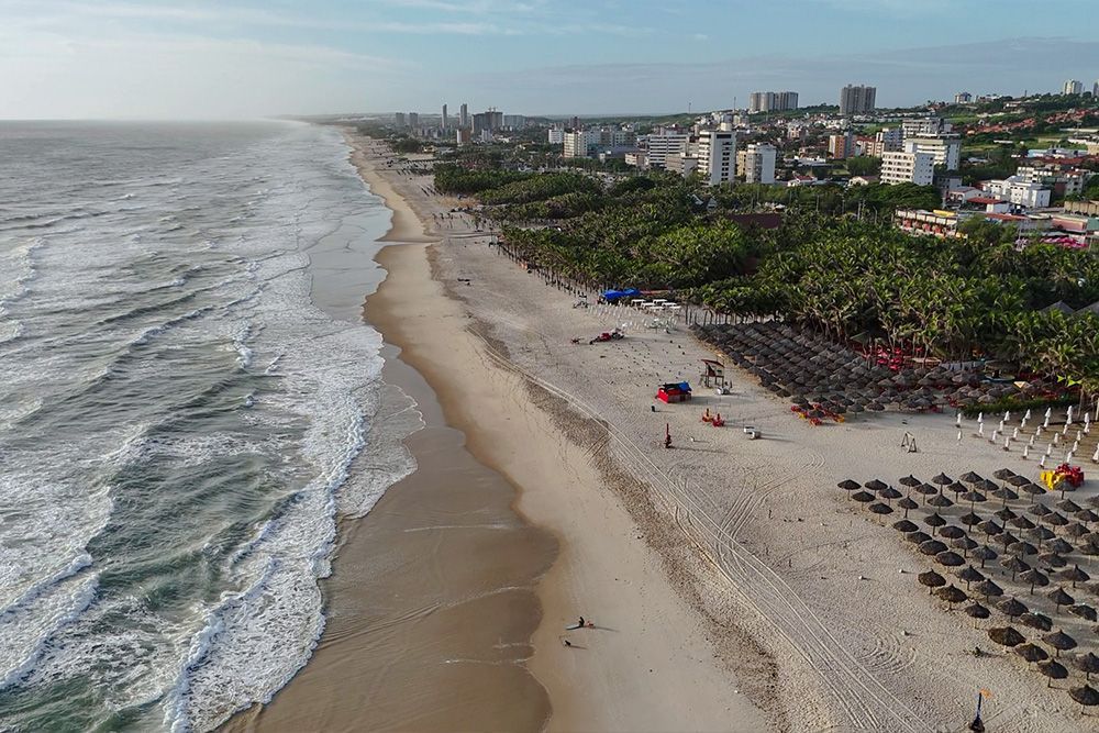 Uma vista aérea de uma praia com uma cidade ao fundo.-Boreas-Apart-Hotel