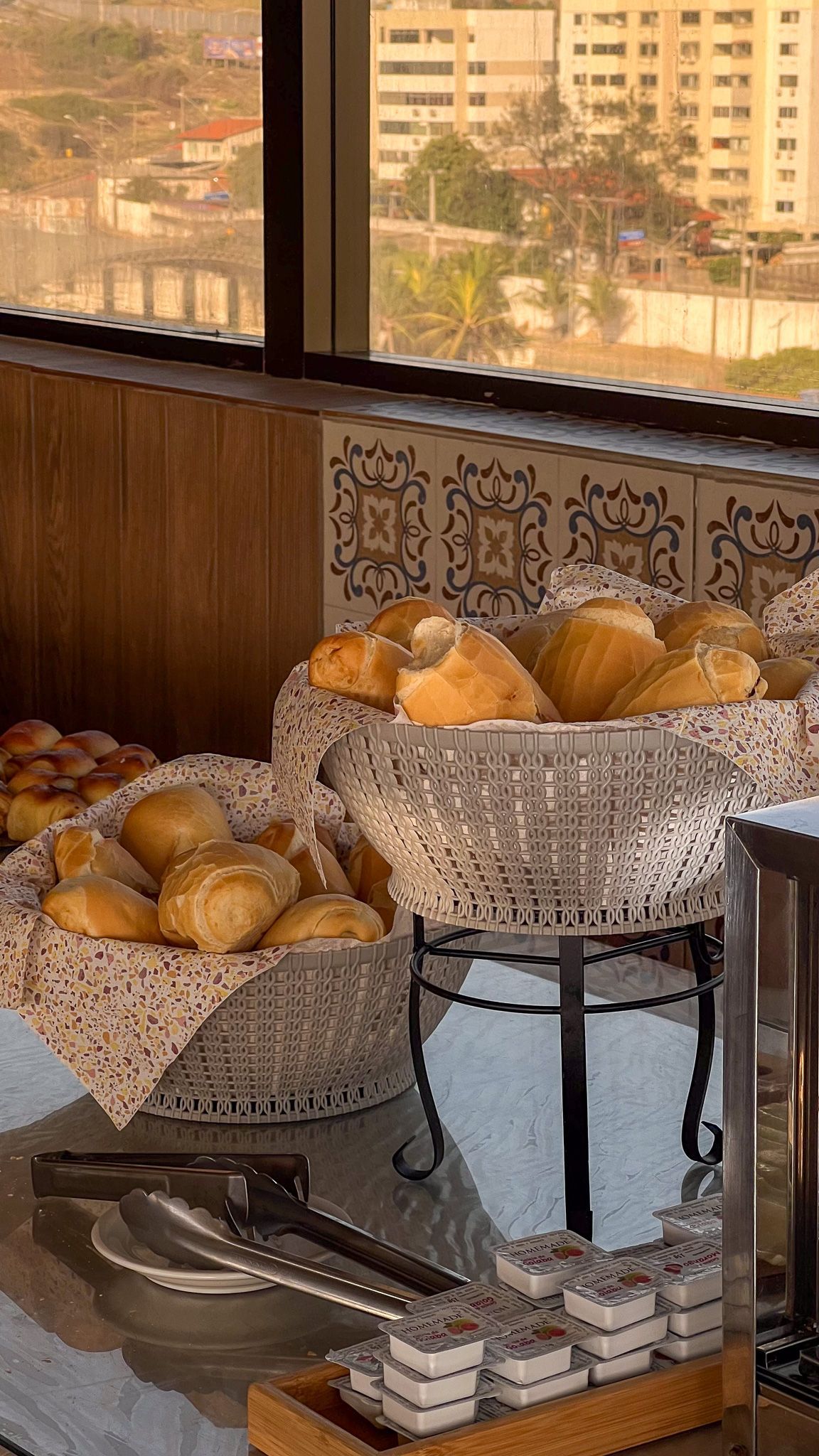 Uma mesa de bufê com uma variedade de pães e doces.-Boreas-Apart-Hotel