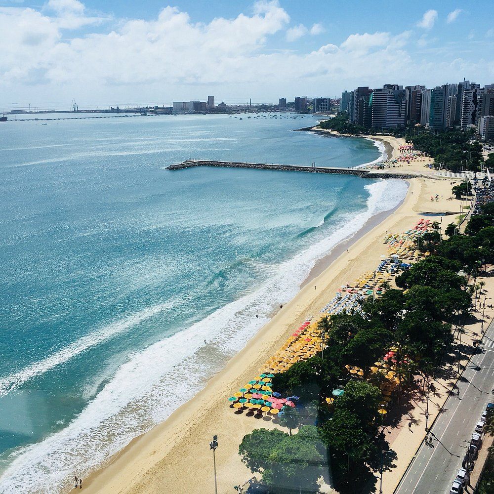 Uma vista aérea de uma praia com uma cidade ao fundo.-Boreas-Apart-Hotel