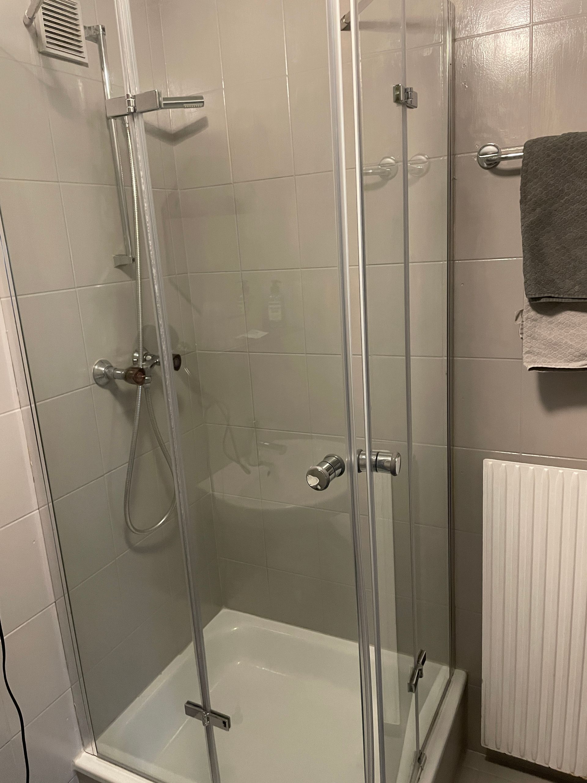 Voorzien van douche en toilet