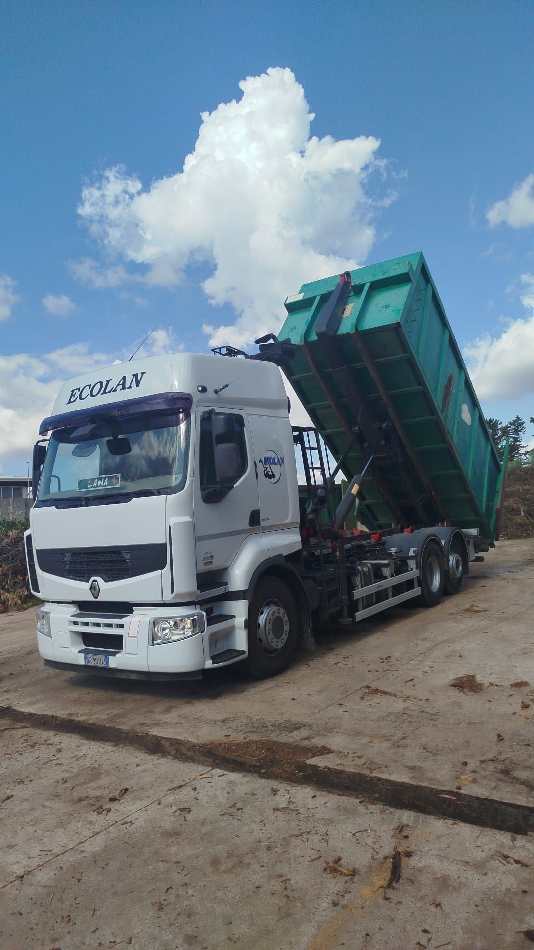 Furgone con cassone scarrabile per smaltimento rifiuti non pericolosi