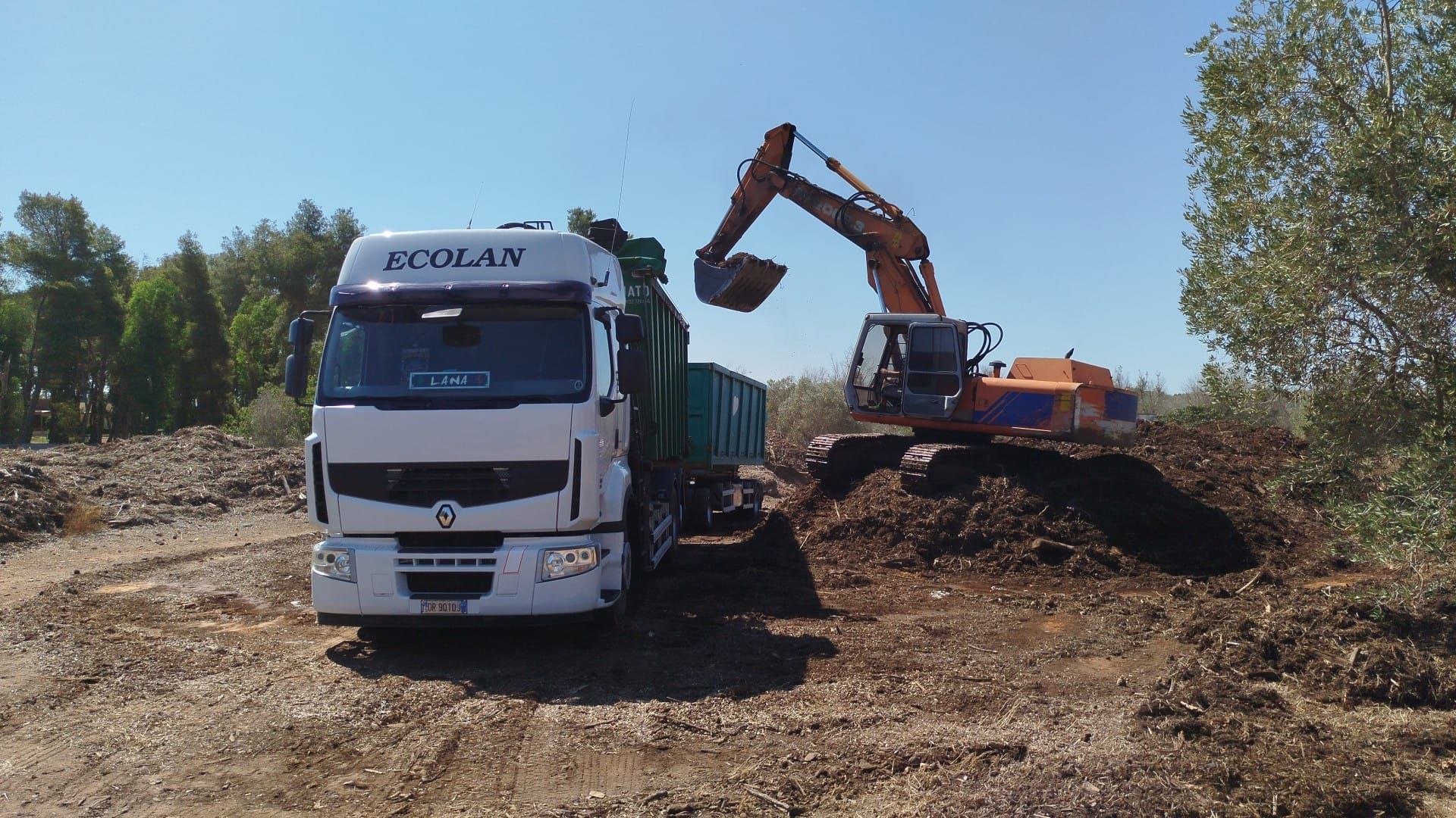 Camion Ecolan con cassone scarrabile per raccolta rifiuti a Lecce