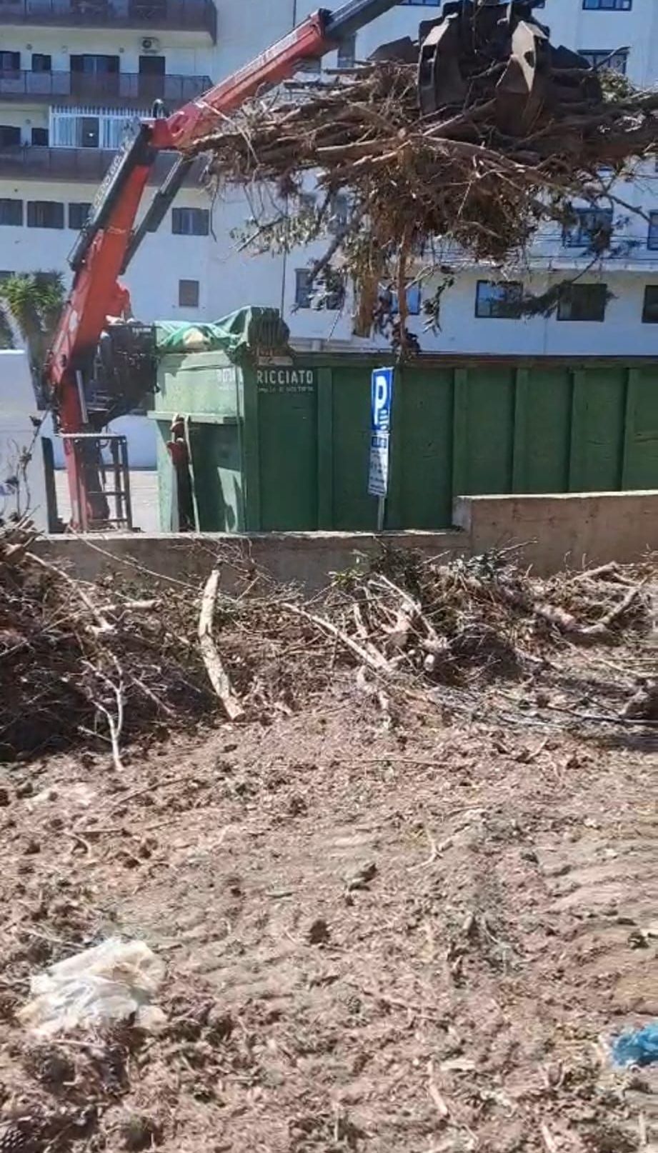 Raccolta di rifiuti non pericolosi con macchinari