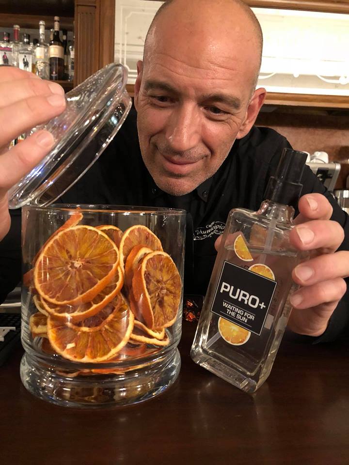barman specializzato nella preparazione di aperitivi