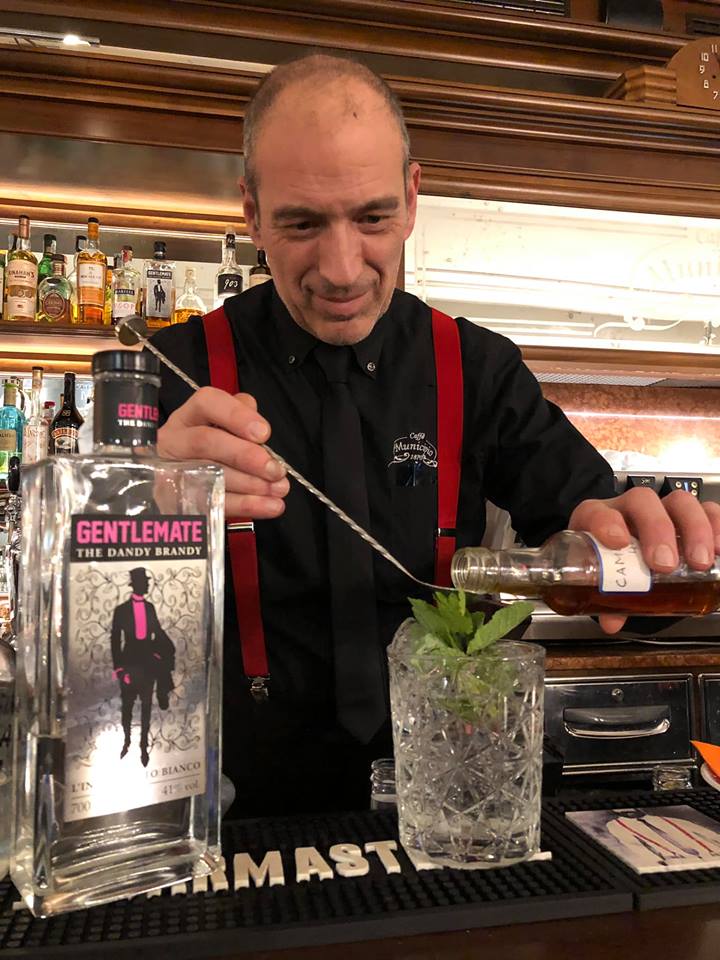 barman specializzato nella preparazione di cocktail e aperitivi