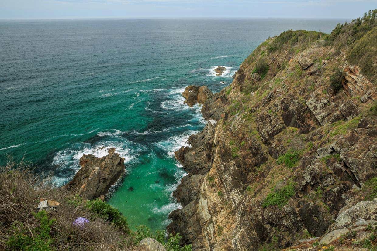 A Cliff Overlooking The Ocean With Waves Crashing On The Rocks — Brett Hall Floorsanding in Tuncurry, NSW