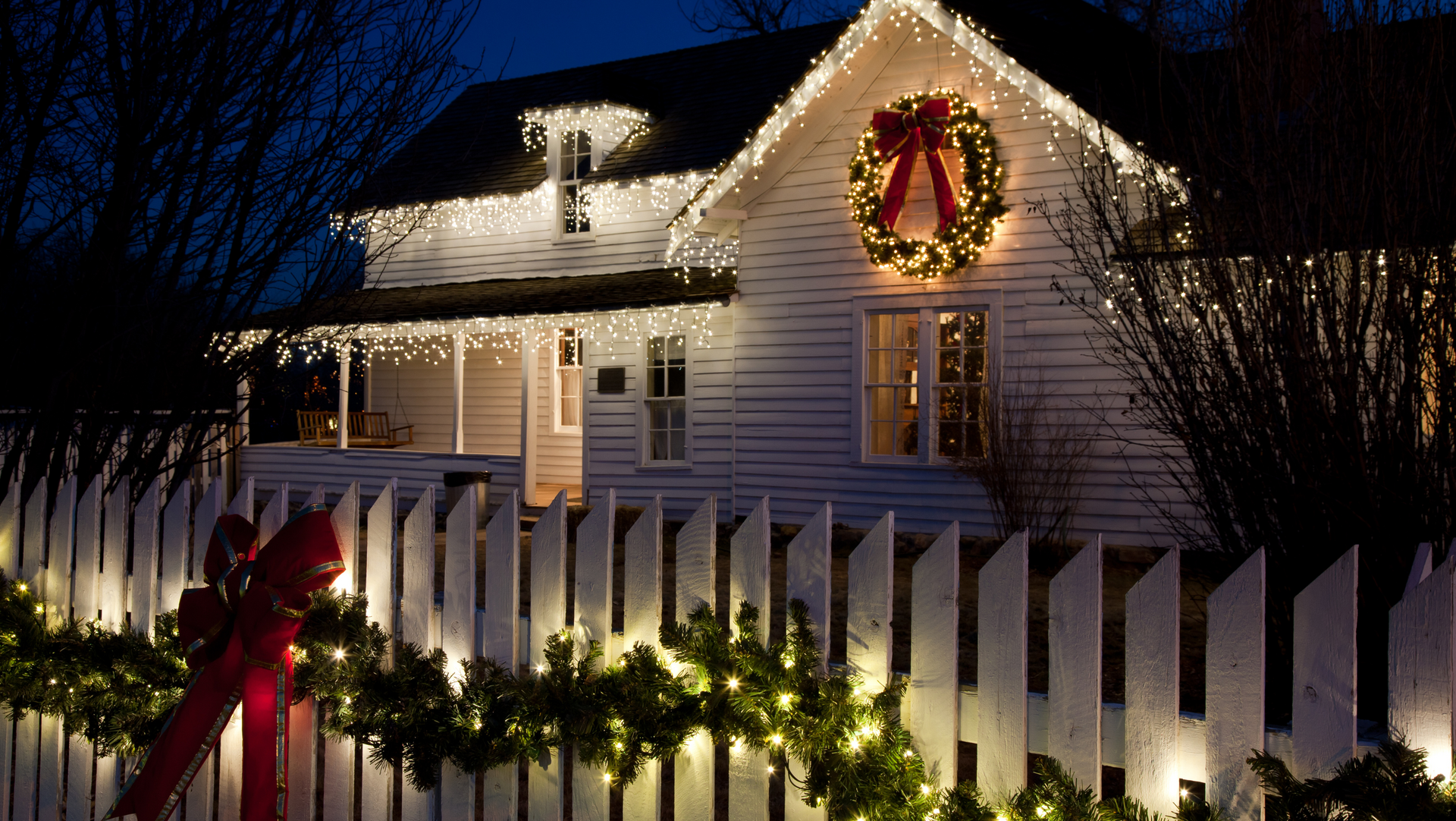 A white historic house decorated for Christmas in New York