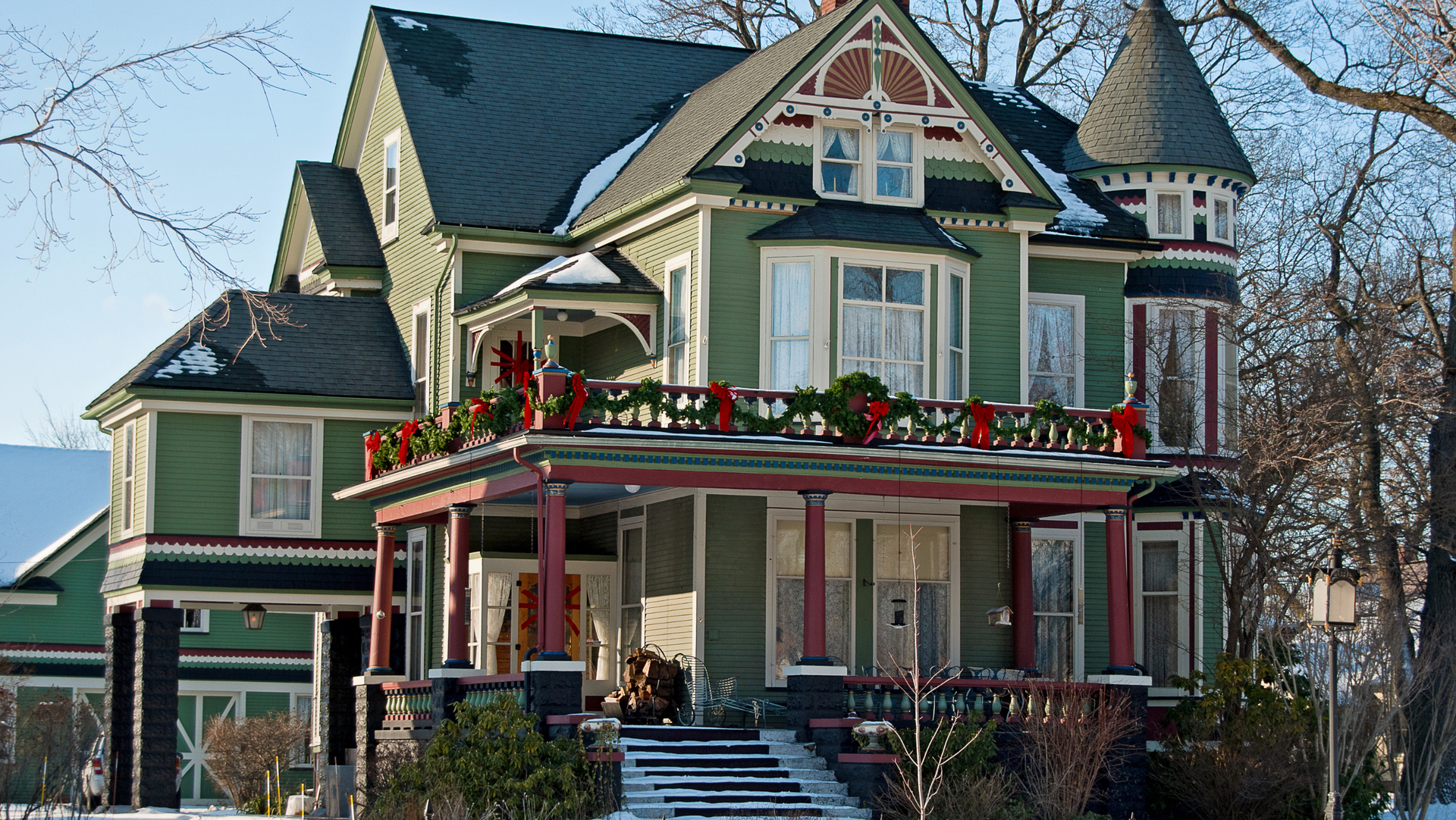 An old victorian home decorated for the holidays in New York