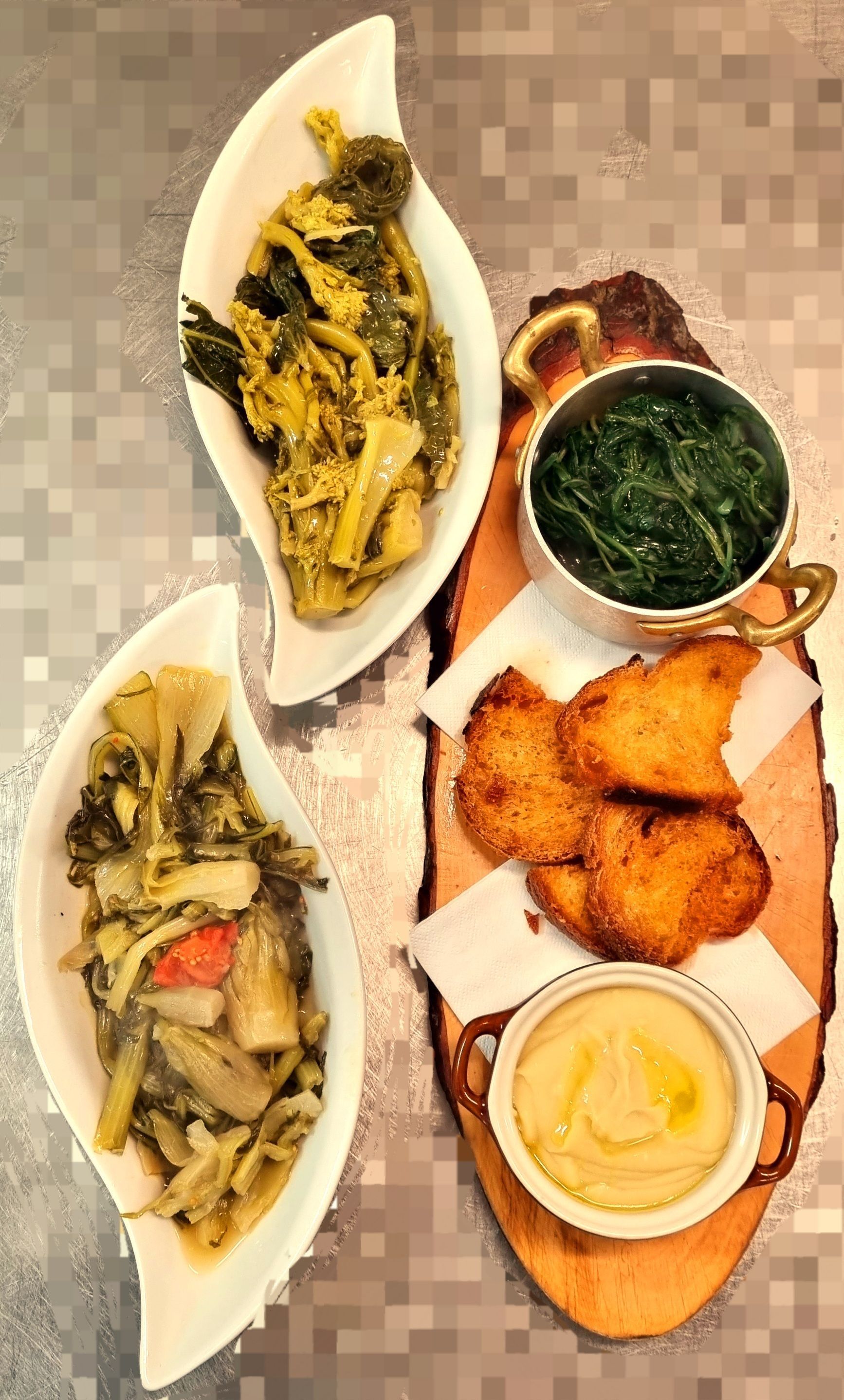 Varie verdure cotte e cibi fritti esposti su due vassoi da portata.