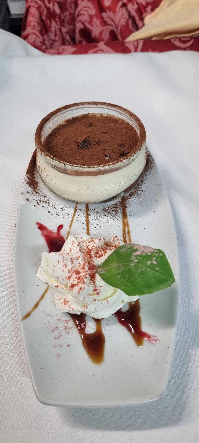 Dessert su un piatto bianco. Un piccolo piatto rotondo di dessert al cioccolato