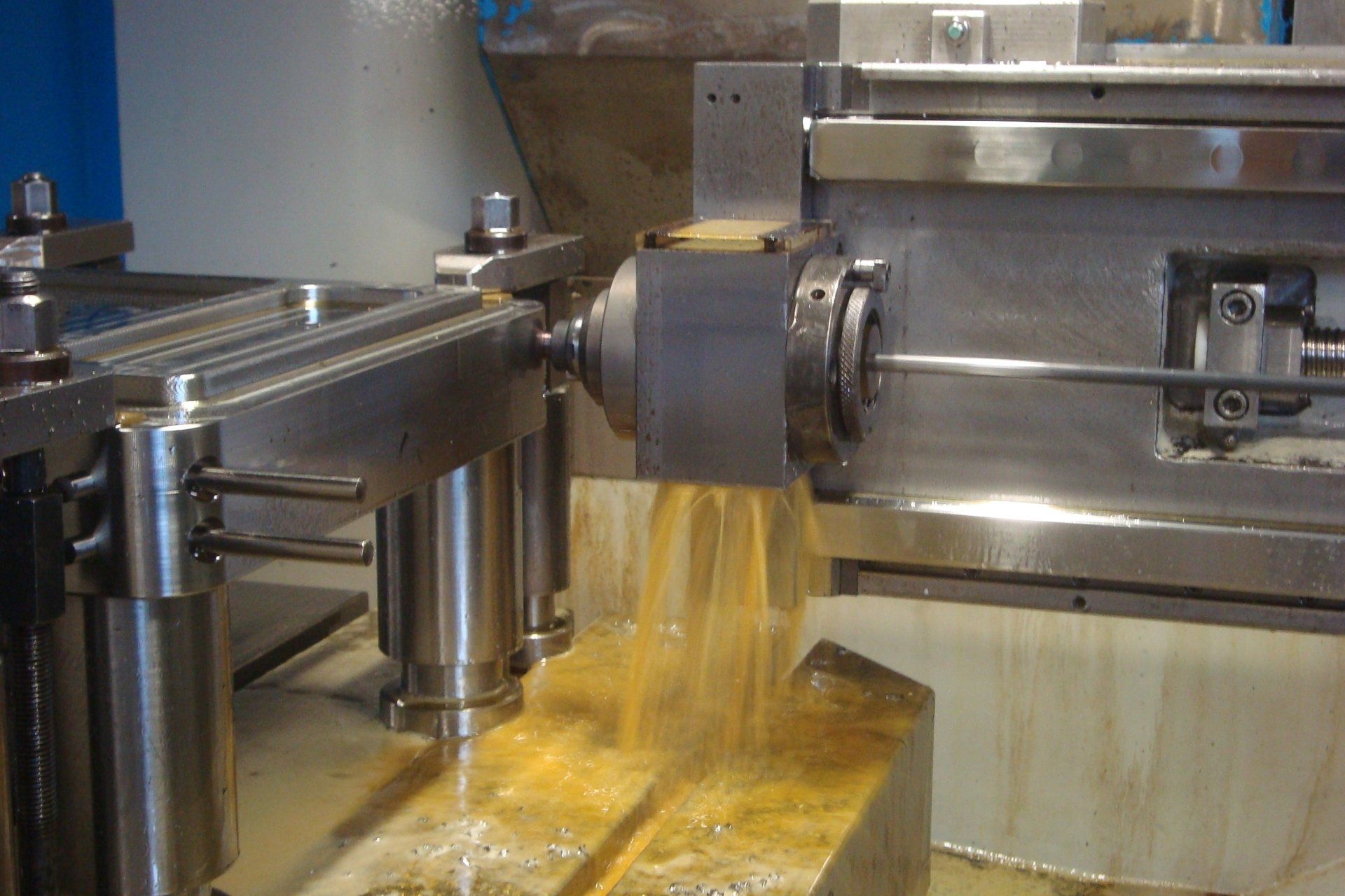 Een machine wordt gebruikt om een ​​stuk hout te maken.