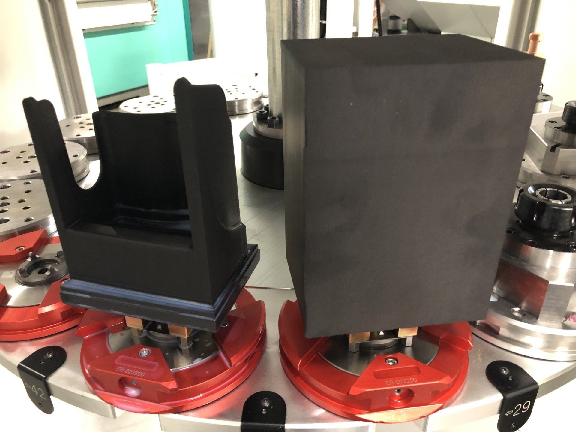 Twee zwarte dozen staan ​​bovenop een machine.