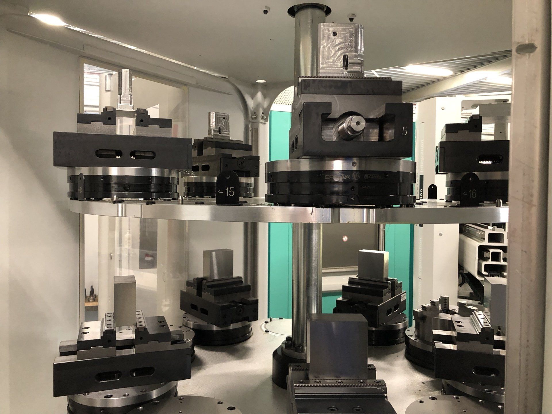 Een machine met veel onderdelen staat in een kamer.