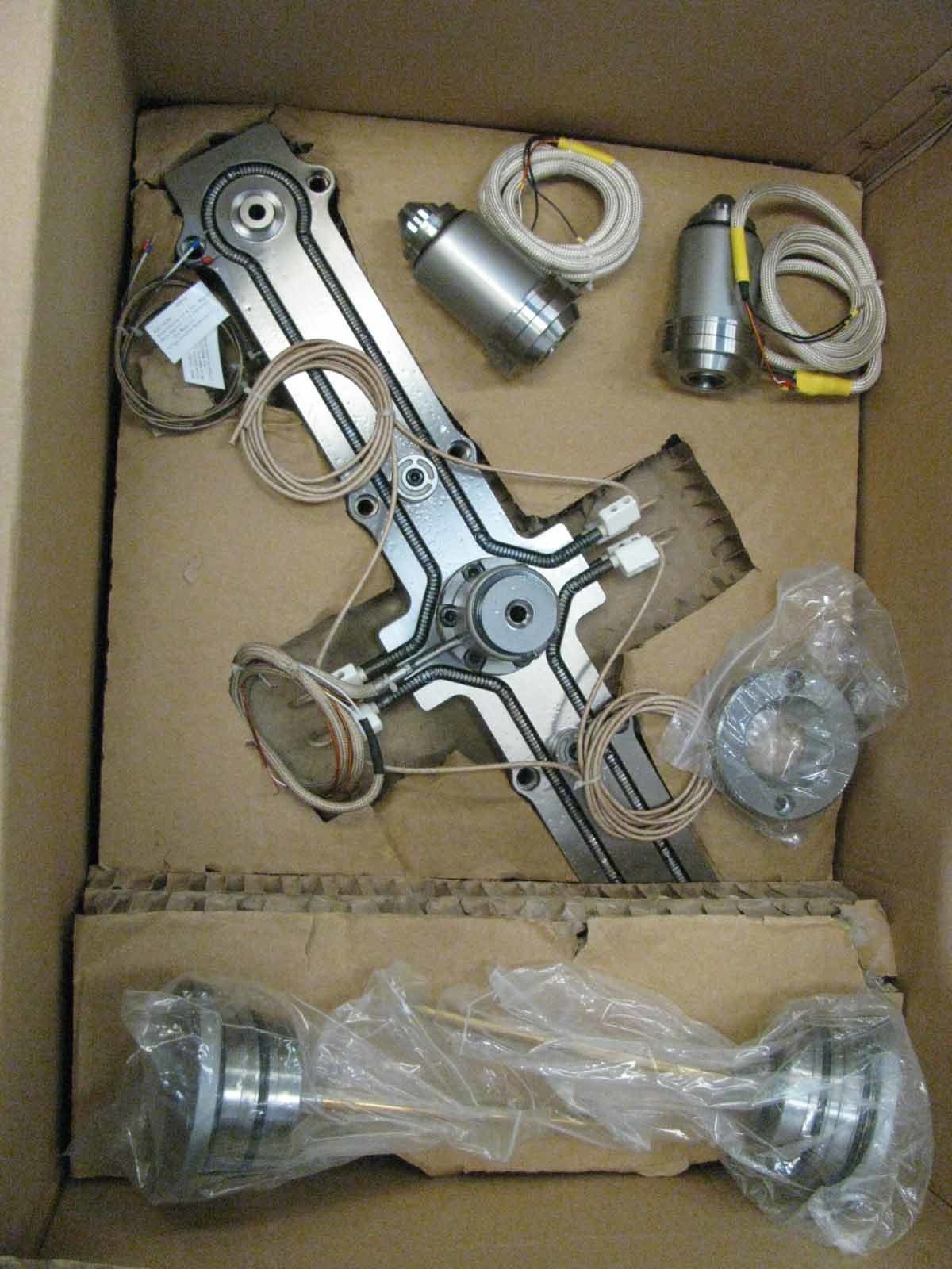 Een kartonnen doos gevuld met een heleboel metalen onderdelen