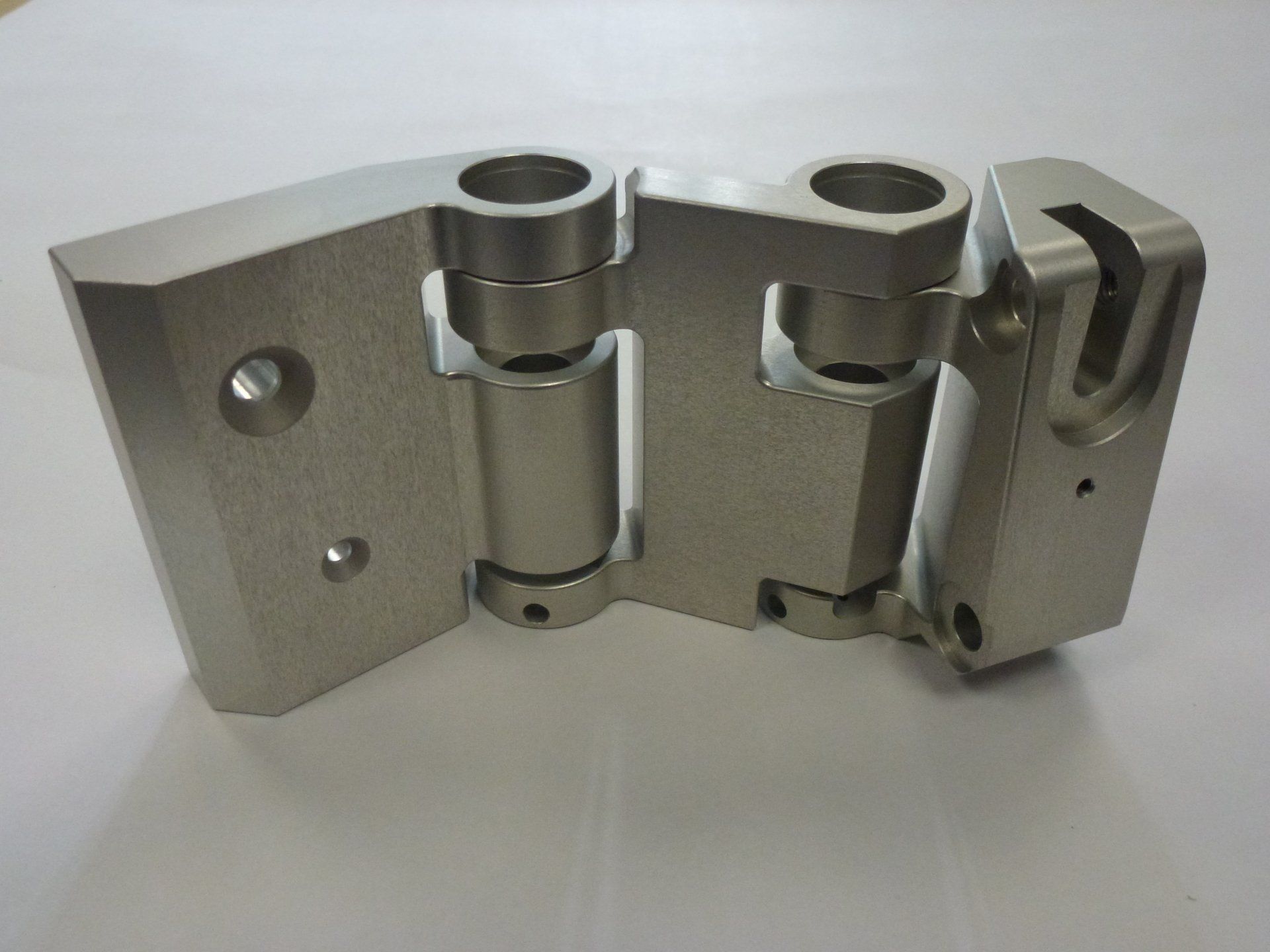 Een close-up van een stuk metaal op een wit oppervlak