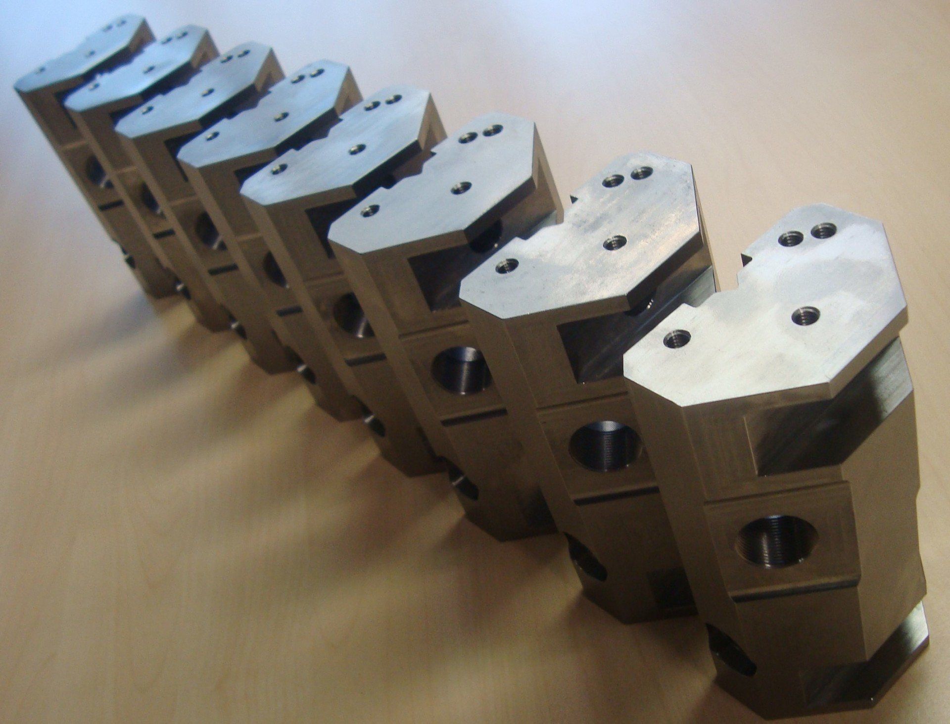 Een rij metalen stukken liggen op een tafel