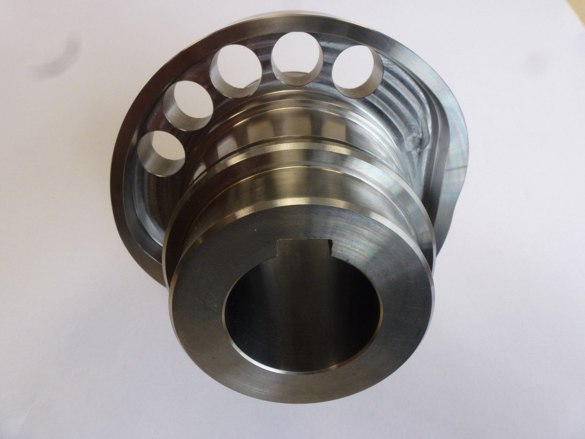 Een close-up van een metalen voorwerp met gaten erin