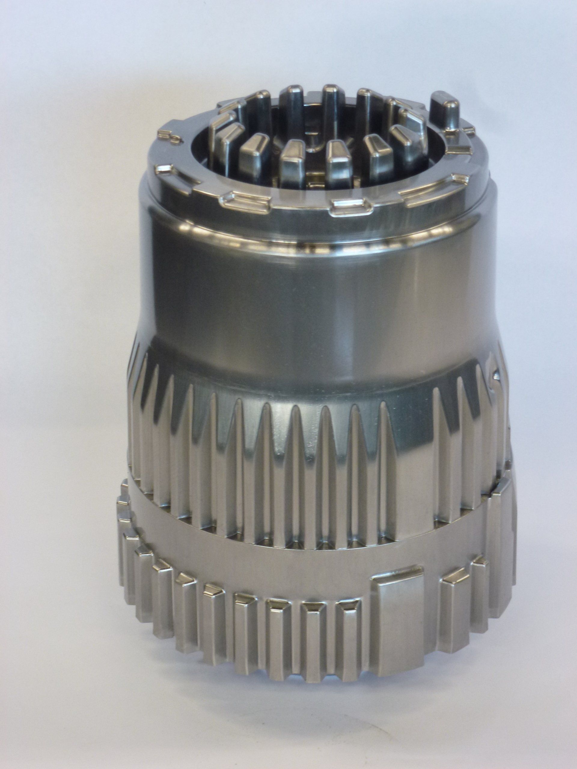 Een close-up van een metalen voorwerp op een wit oppervlak