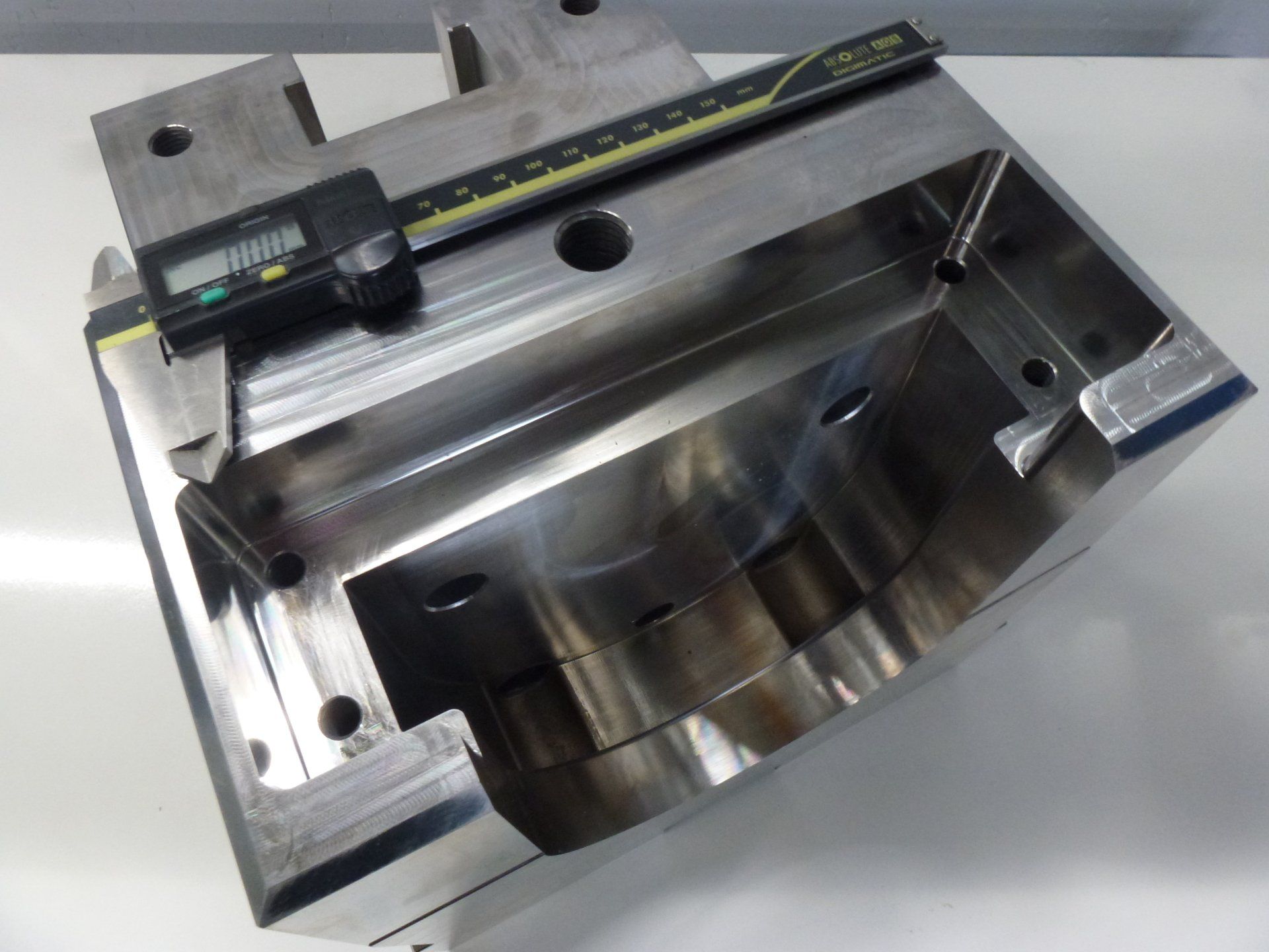 Een digitale schuifmaat bevindt zich op een metalen voorwerp.