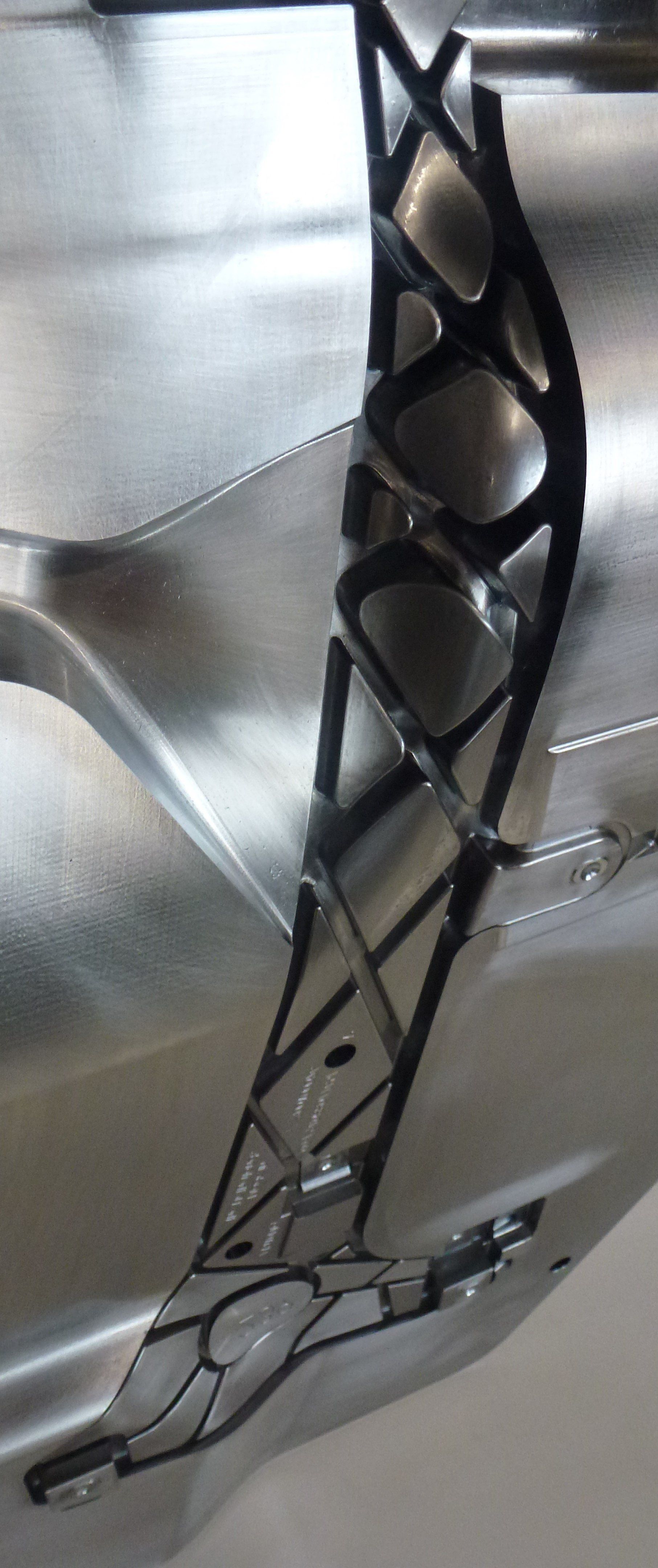 Een close-up van een metalen voorwerp op een tafel.