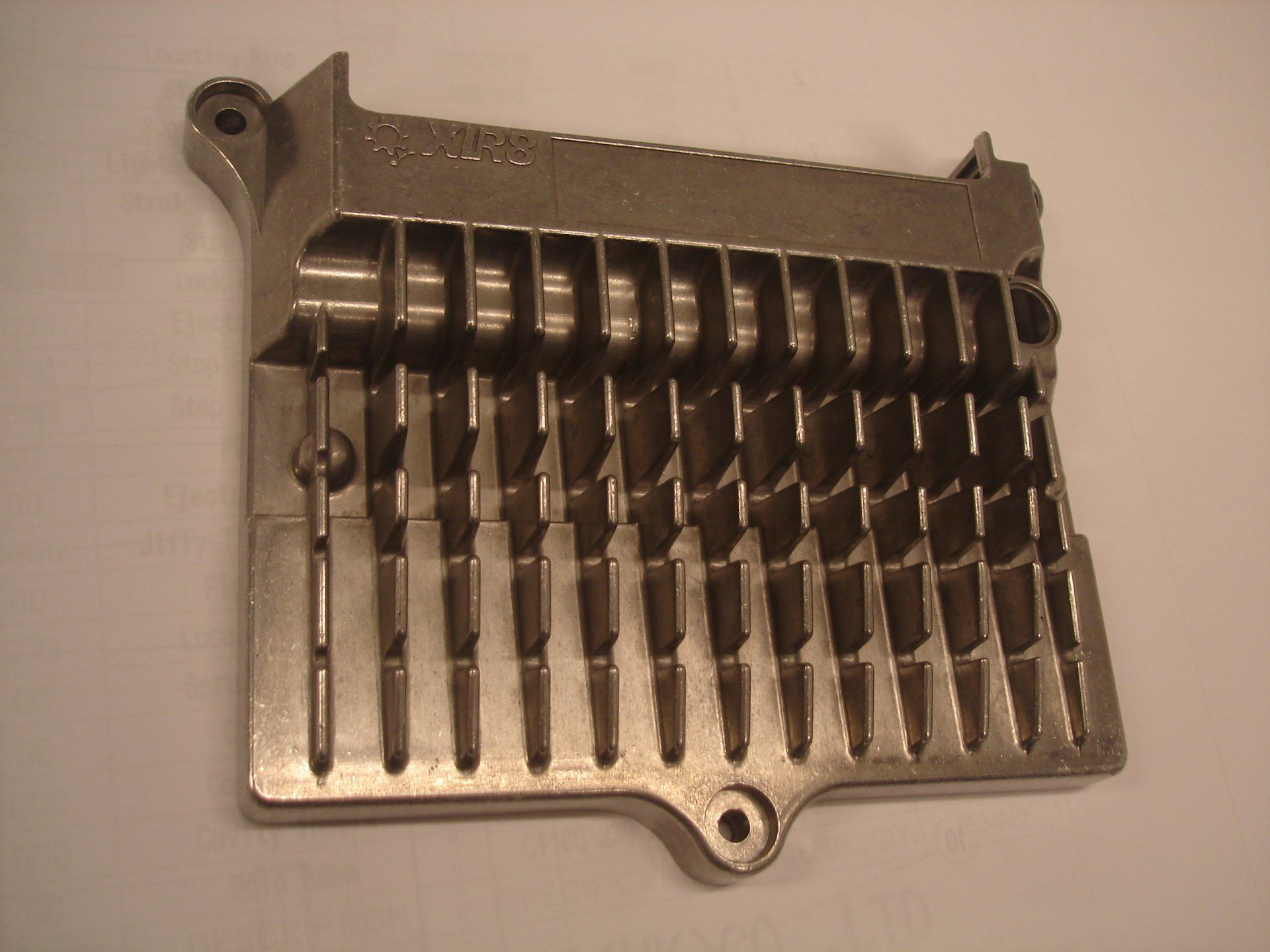 Een stuk metaal met veel gaten erin