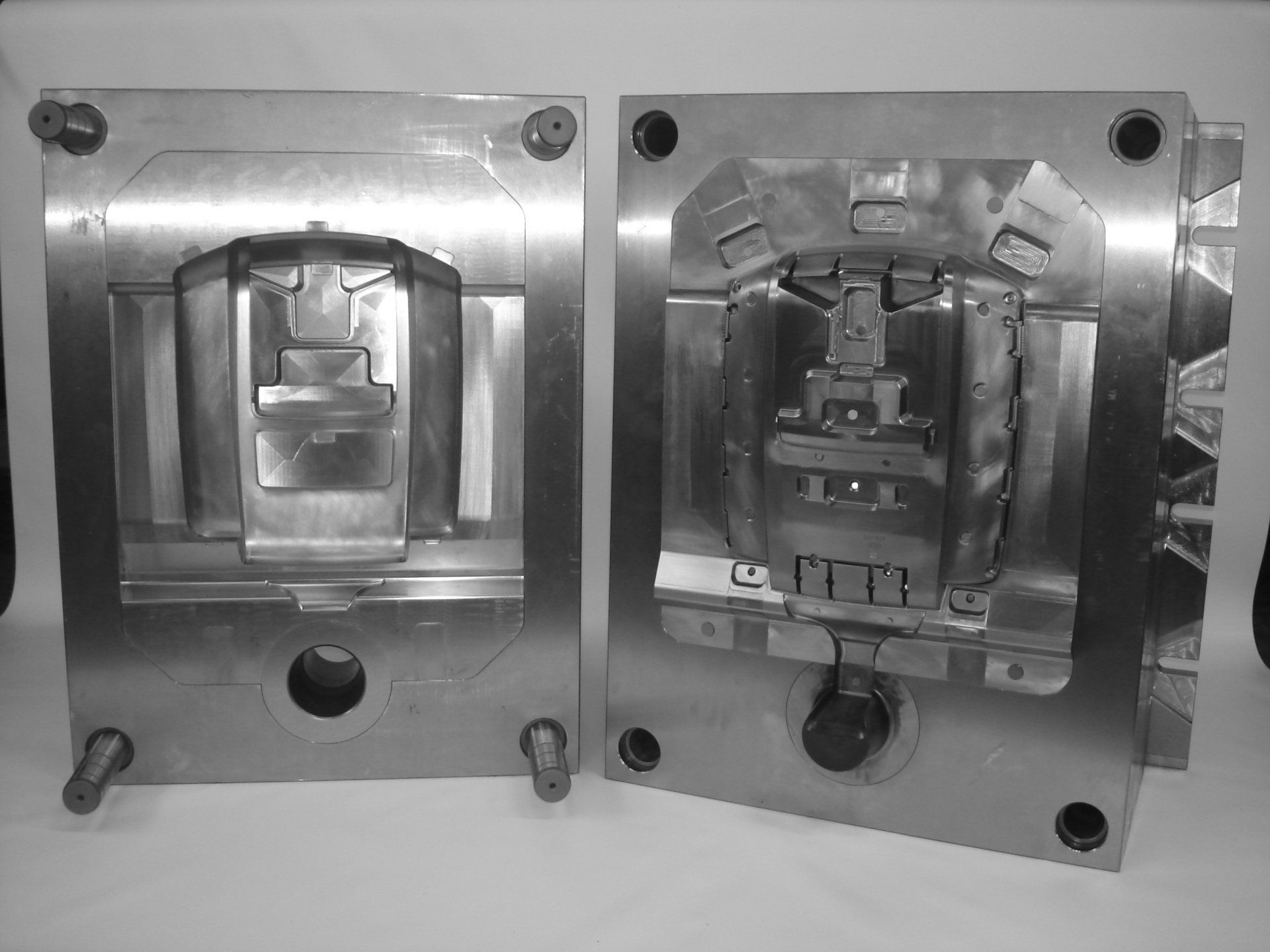 Twee metalen mallen staan ​​op elkaar op een tafel.